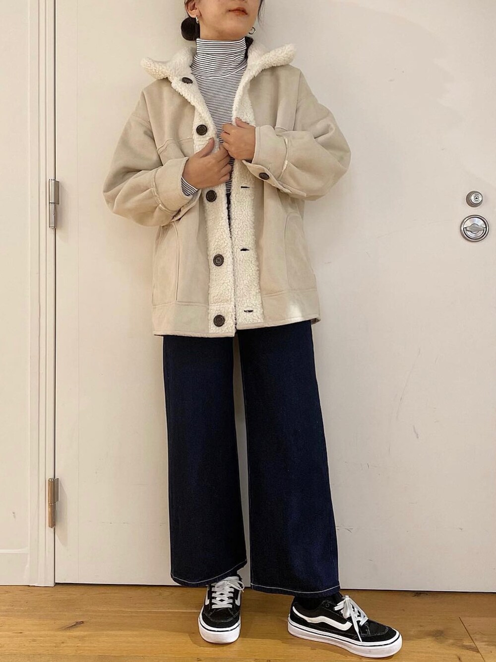 「シンプルコーデ、オリーブ デ オリーブ(OLIVE des OLIVE)、ムートンコート、ムートン、デニム、デニムパンツ、ボーダー、ボーダートップス」｜「OLIVE des OLIVEのインナーハイネック（Tシャツ/カットソー、ホワイト系）」を使った、サ ヨ コさん（レディース・167cm）の秋コーディネートの2枚目の写真