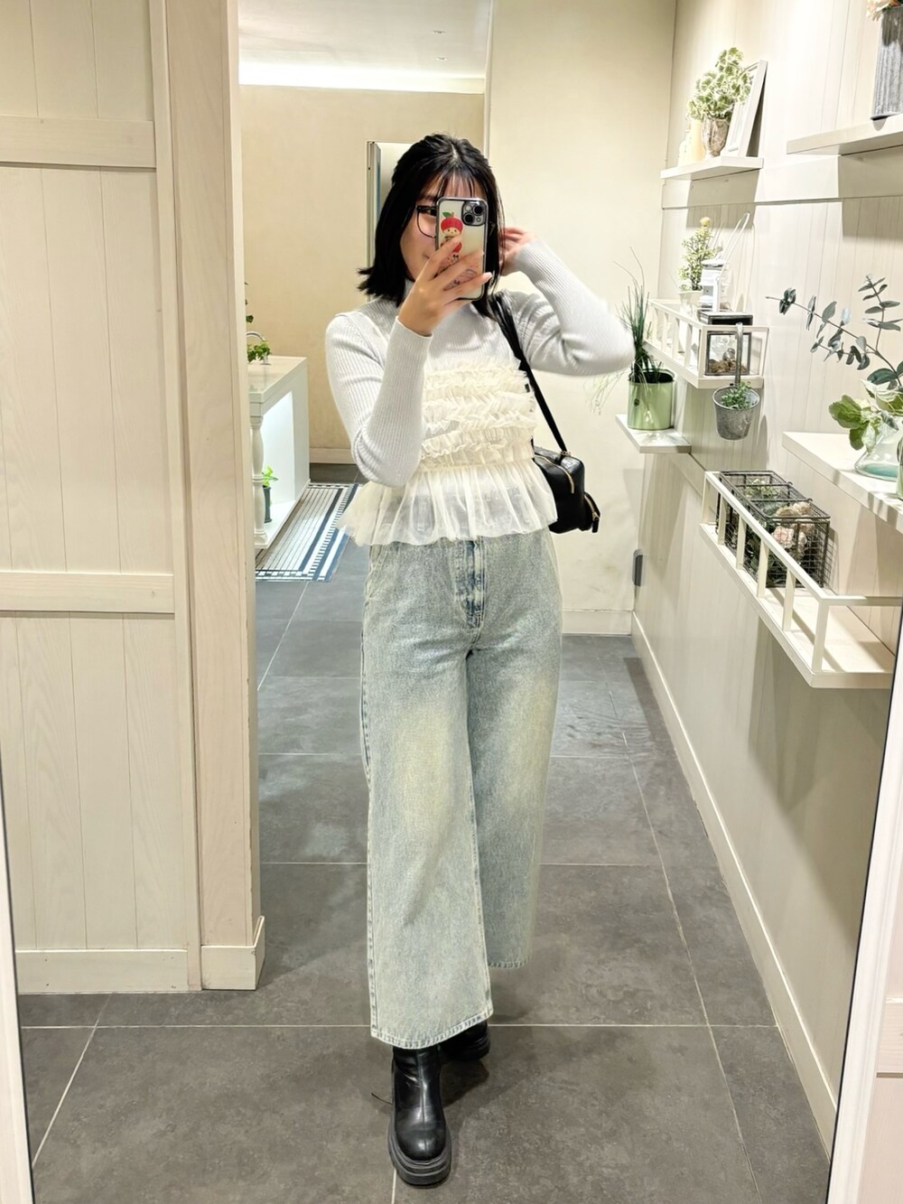 「クリスマスに着たい服、タートルネック、デニム、ニット、冬コーデ、きれいめカジュアル、休日スタイル、ビスチェ、ニットコーデ、ワイドパンツ、最近のいい感じコーデ、韓国ファッション、高身長女子、プチプラ、オトナ女子」｜「OLIVE des OLIVEのラメリブニット チュールビスチェSET（アンサンブル、ブルー系）」を使った、サ ヨ コさん（レディース・167cm）の冬コーディネートの3枚目の写真