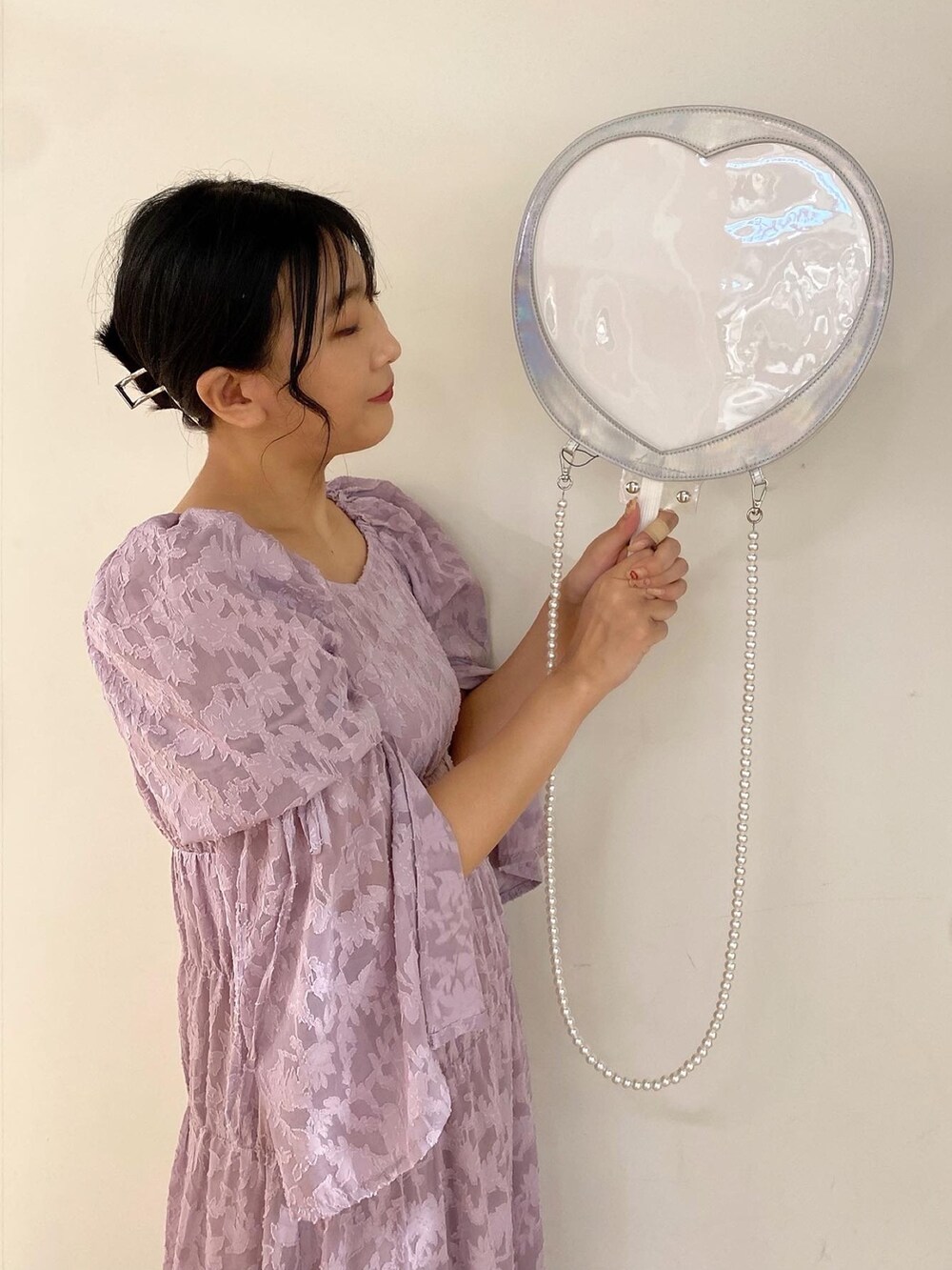 「オリーブ デ オリーブ(OLIVE des OLIVE)、冬コーデ、クリスマスに着たい服、ロングワンピース、オトナ女子、プチプラコーデ、プチプラ、カラーコーデ、大人かわいい、きれいめカジュアル、ワンピース、ピンク、高身長女子、オトナカワイイ、オトナガーリー」｜「OLIVE des OLIVEの【スタッフ考案】袖スリットシャーリングワンピース（ワンピース、パープル系）」を使った、サ ヨ コさん（レディース・167cm）の冬コーディネートの3枚目の写真