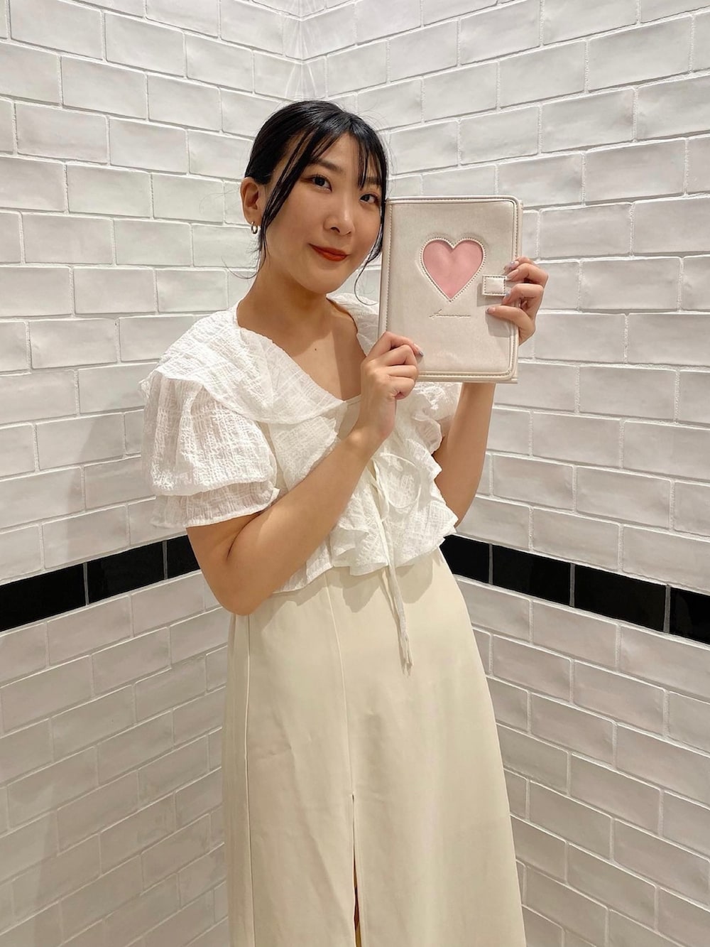「オリーブ デ オリーブ(OLIVE des OLIVE)、キャミワンピ、厚底シューズ、春夏コーデ、初夏コーデ、シアートップス、プチプラ、グルカサンダル、参戦服、淡色コーデ、高身長女子、大人ガーリー、大人女子、大人かわいい、オトナ女子」｜「OLIVE des OLIVEのAimerianejoieリボントートバッグ（トートバッグ、ブラウン系）」を使った、サ ヨ コさん（レディース・167cm）の春コーディネートの3枚目の写真