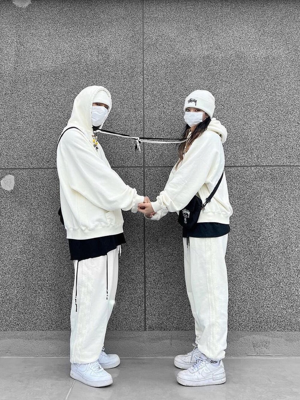 「hoodie、street、korea、couple、streetstyle、koreabrand、sweatpants、couplelook、korean fashion、dancer、dancerstyle、ILLEDIT、illedit」｜「ILLEDITのアイテム（パーカー、ホワイト系）」を使った、COLLABONATIONさん（メンズ・176cm）の冬コーディネートの3枚目の写真