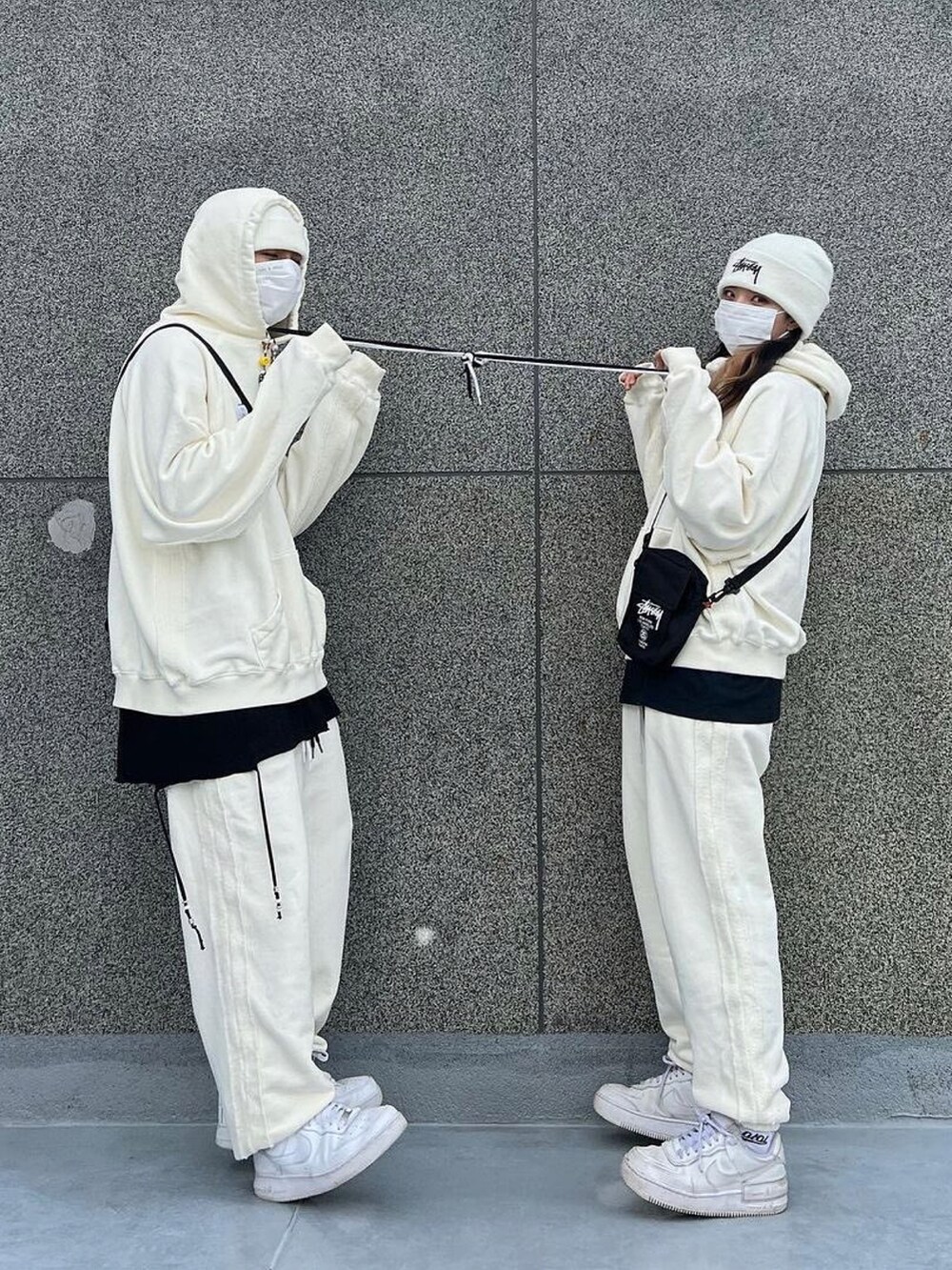 「hoodie、street、korea、couple、streetstyle、koreabrand、sweatpants、couplelook、korean fashion、dancer、dancerstyle、ILLEDIT、illedit」｜「ILLEDITのアイテム（パーカー、ホワイト系）」を使った、COLLABONATIONさん（メンズ・176cm）の冬コーディネートの2枚目の写真