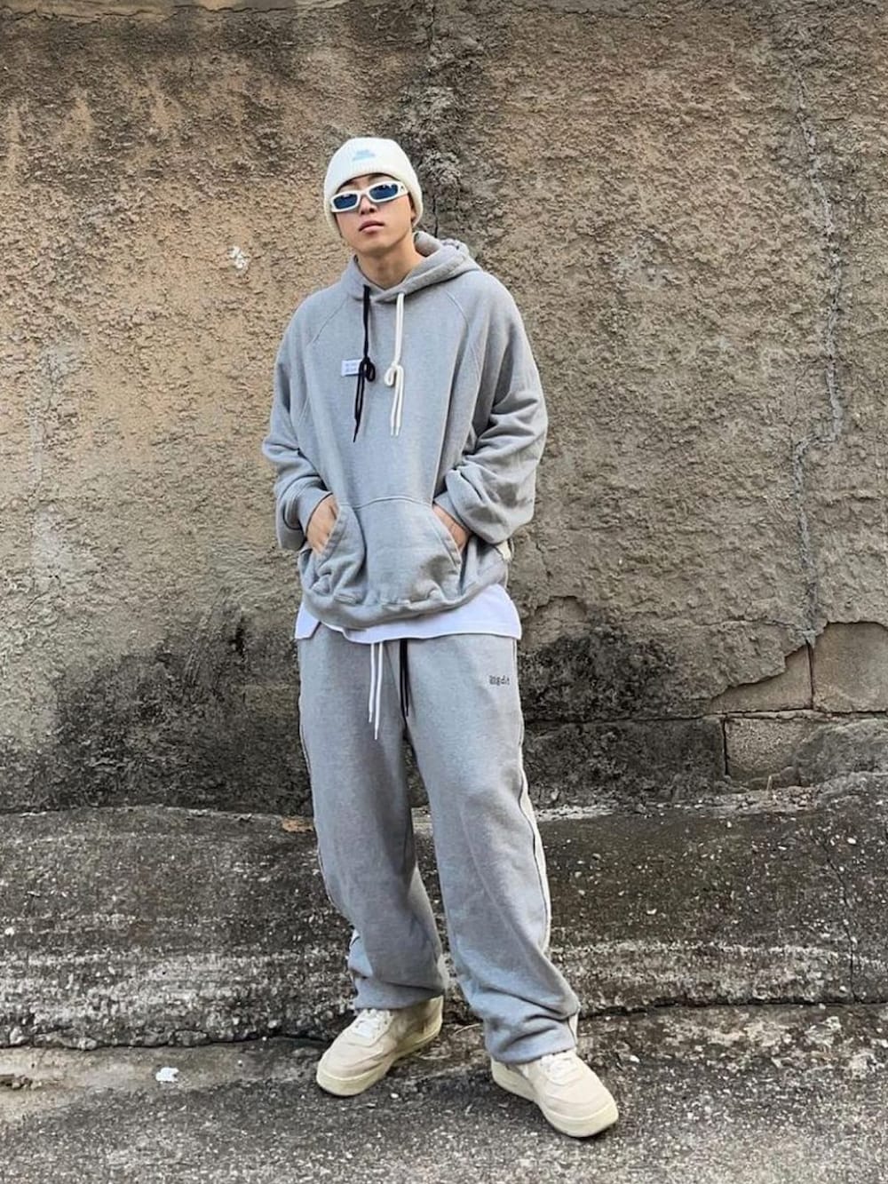 「street、korea、SET UP、kpop、streetfashion、korea style、dancer、dancerstyle、ILLEDIT、illedit」｜「ILLEDIT のアイテム（パーカー、グレー系）」を使った、COLLABONATIONさん（メンズ・175cm）の冬コーディネートの2枚目の写真
