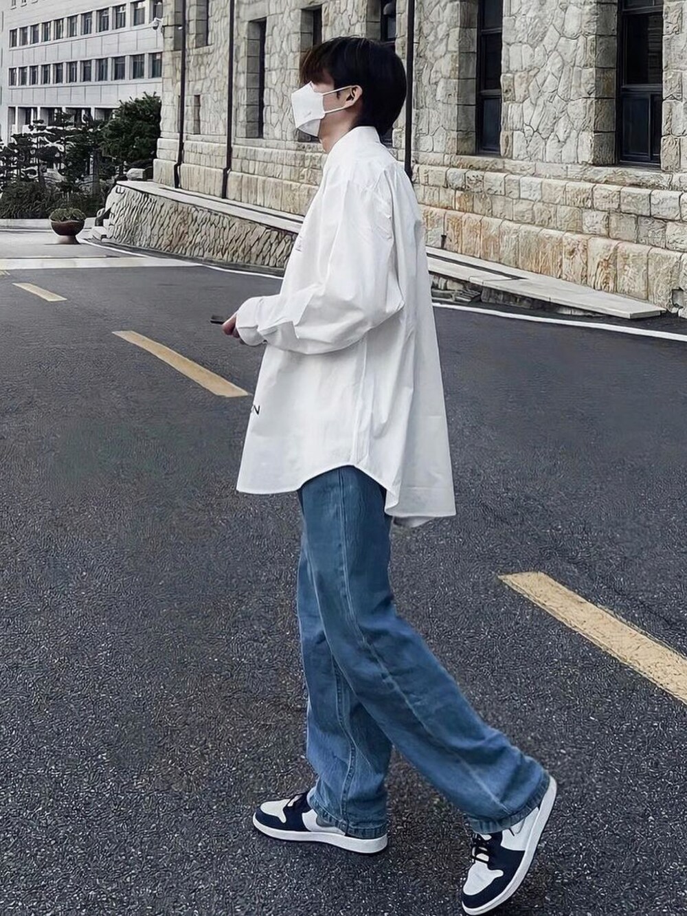 「ILLEDIT、illedit、shirts、oversize、dancer、celeb、korea、dancerstyle、korea style、koreanbrand、koreabrand、kpop、daily look」｜「ILLEDIT のアイテム（ビジネスシャツ、ホワイト系）」を使った、COLLABONATIONさん（メンズ・181cm）の冬コーディネートの3枚目の写真