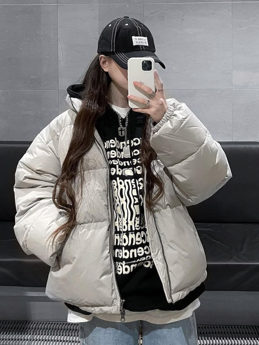 「ballcap、ILLEDIT、illedit、hoodie、daily look、street、streetfashion、korea、koreabrand、kpop、dancer、dancerstyle」｜「ILLEDIT のアイテム（パーカー、ブラック系）」を使った、COLLABONATIONさん（レディース・165cm）の冬コーディネートの2枚目の写真