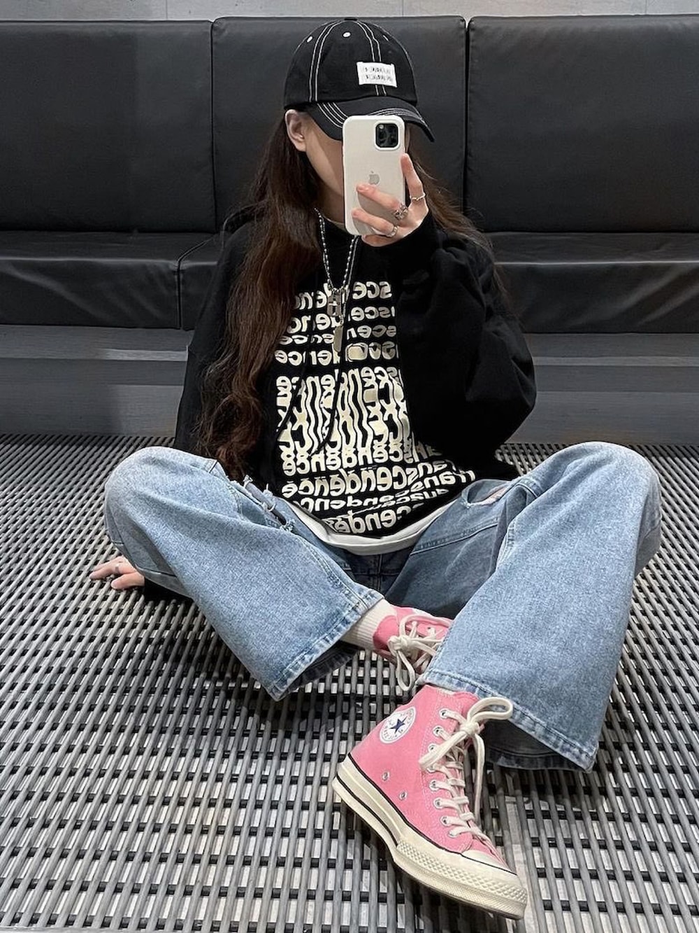 「ballcap、ILLEDIT、illedit、hoodie、daily look、street、streetfashion、korea、koreabrand、kpop、dancer、dancerstyle」｜「ILLEDIT のアイテム（パーカー、ブラック系）」を使った、COLLABONATIONさん（レディース・165cm）の冬コーディネートの3枚目の写真