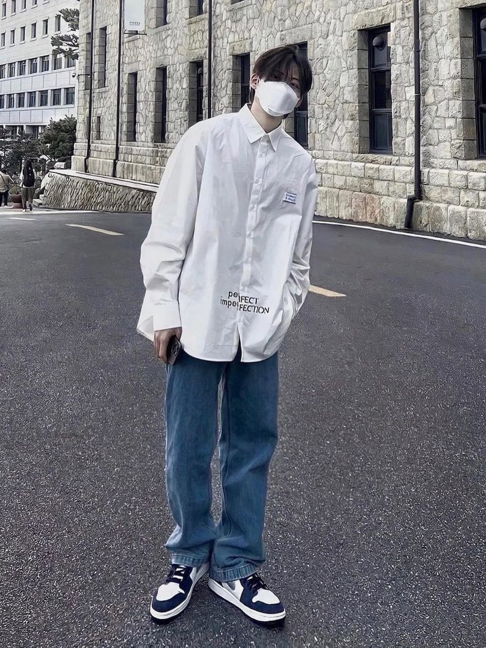 「ILLEDIT、illedit、shirts、oversize、dancer、celeb、korea、dancerstyle、korea style、koreanbrand、koreabrand、kpop、daily look」｜「ILLEDIT のアイテム（ビジネスシャツ、ホワイト系）」を使った、COLLABONATIONさん（メンズ・181cm）の冬コーディネートの2枚目の写真
