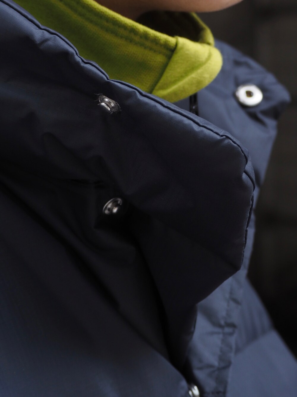 ブラック系のベスト、イエロー系のトップス、ブラック系のその他パンツを着用したメンズの冬コーディネートの2枚目の写真