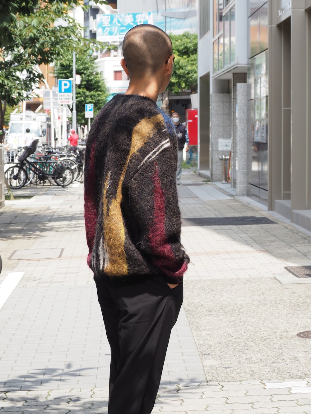 グリーン系のその他パンツ、ブラック系のその他パンツを着用したメンズの秋コーディネートの3枚目の写真
