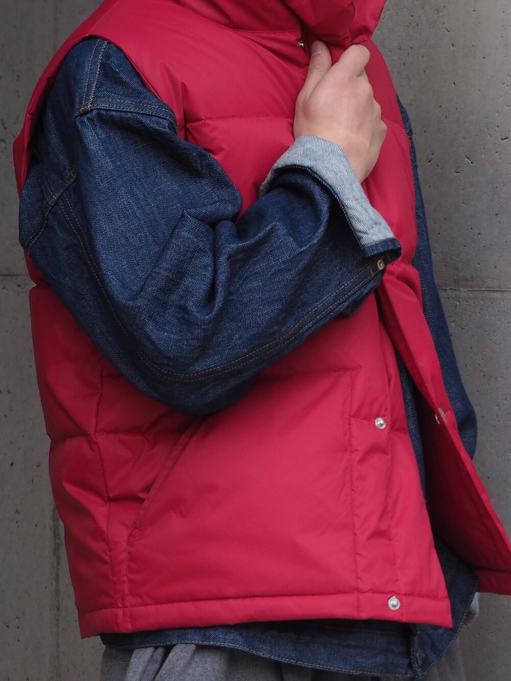 レッド系のベストを着用したメンズの冬コーディネートの2枚目の写真