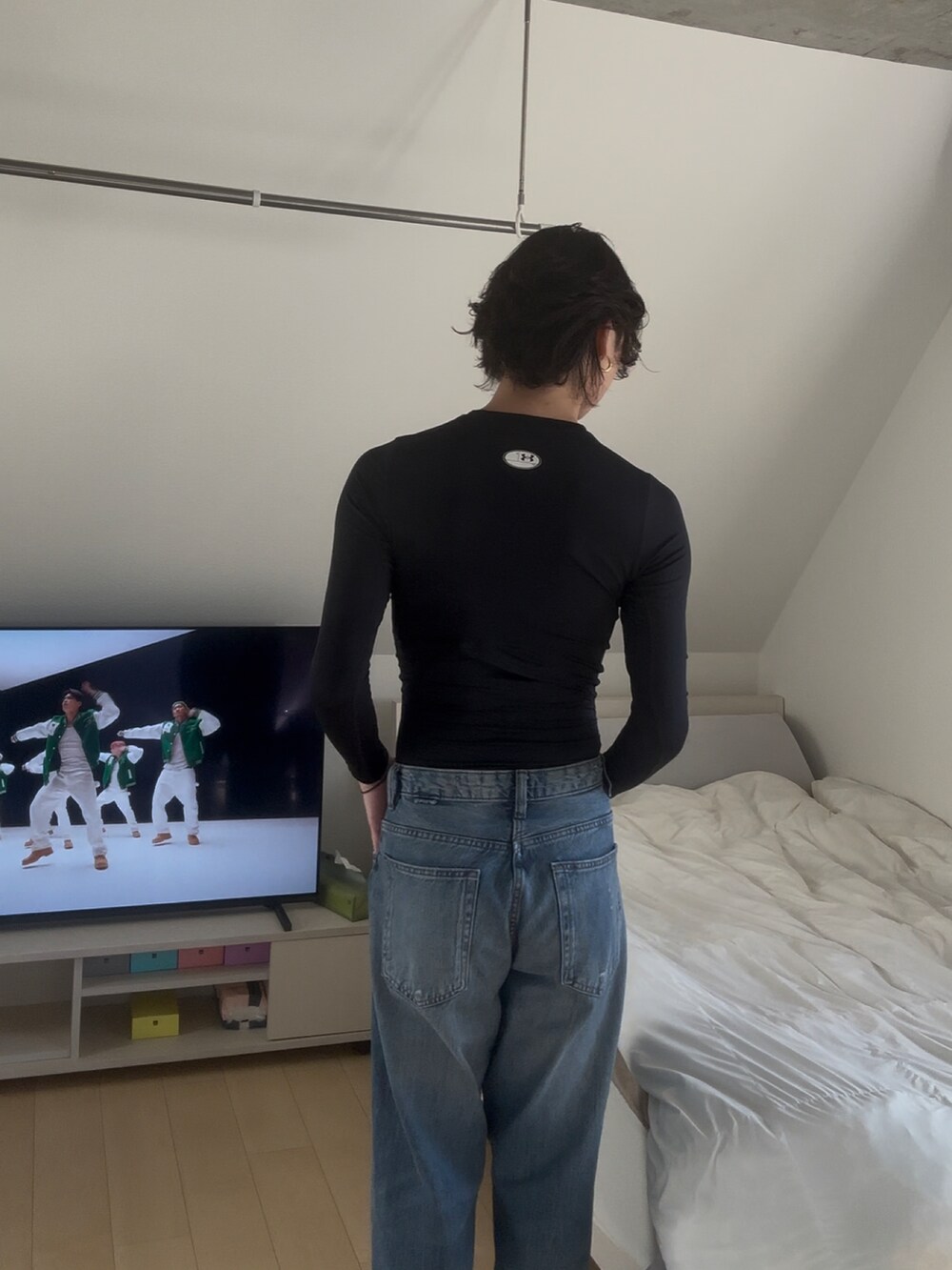 ブラック系のTシャツ/カットソー、ブルー系のパンツを着用したメンズの秋コーディネートの2枚目の写真