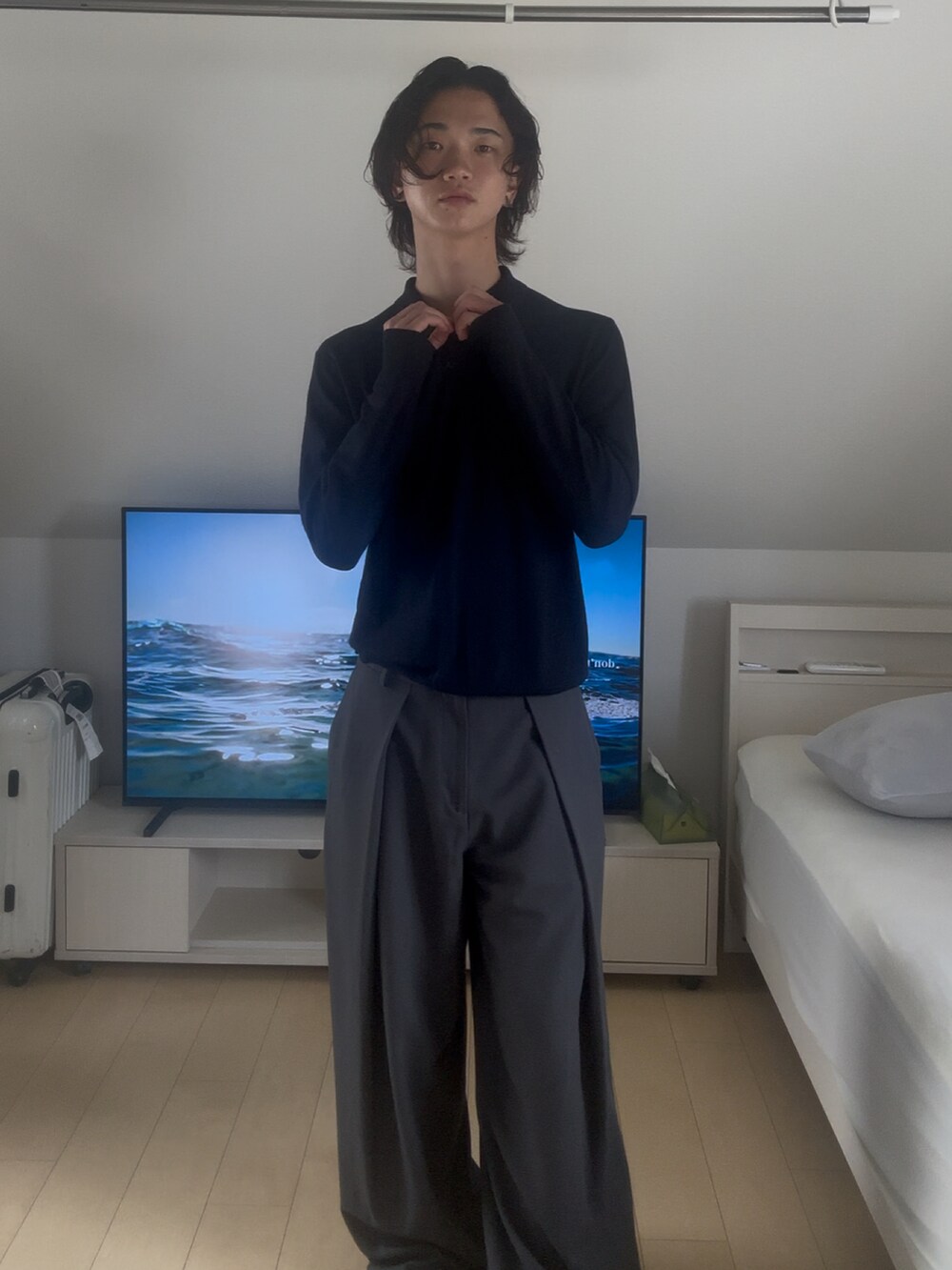 ブラック系のトップス、グレー系のパンツを着用したメンズの秋コーディネートの2枚目の写真