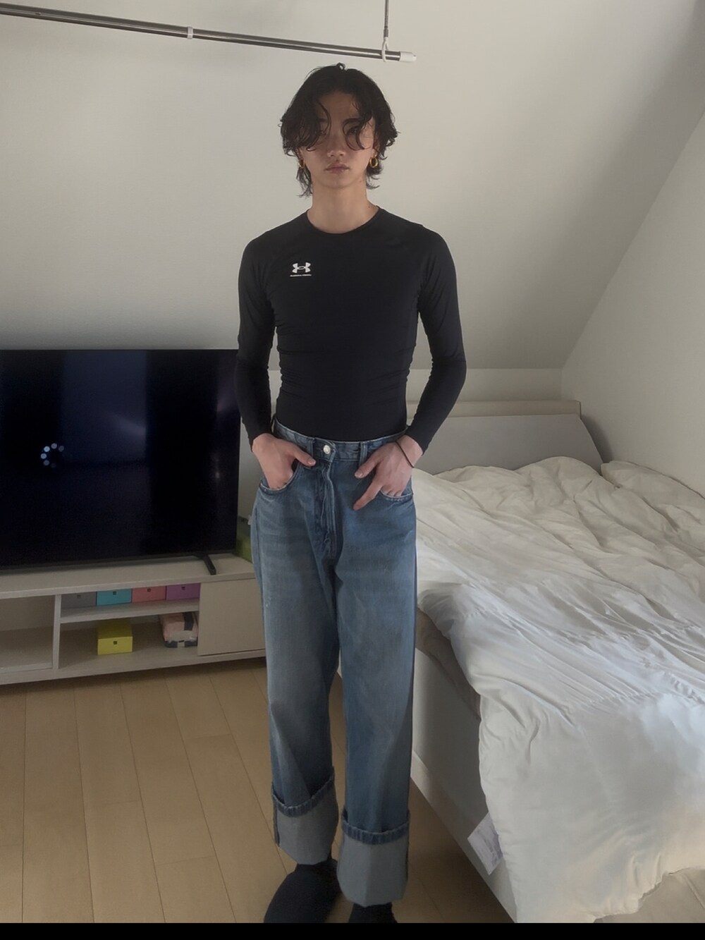 ブラック系のTシャツ/カットソー、ブルー系のパンツを着用したメンズの秋コーディネートの3枚目の写真