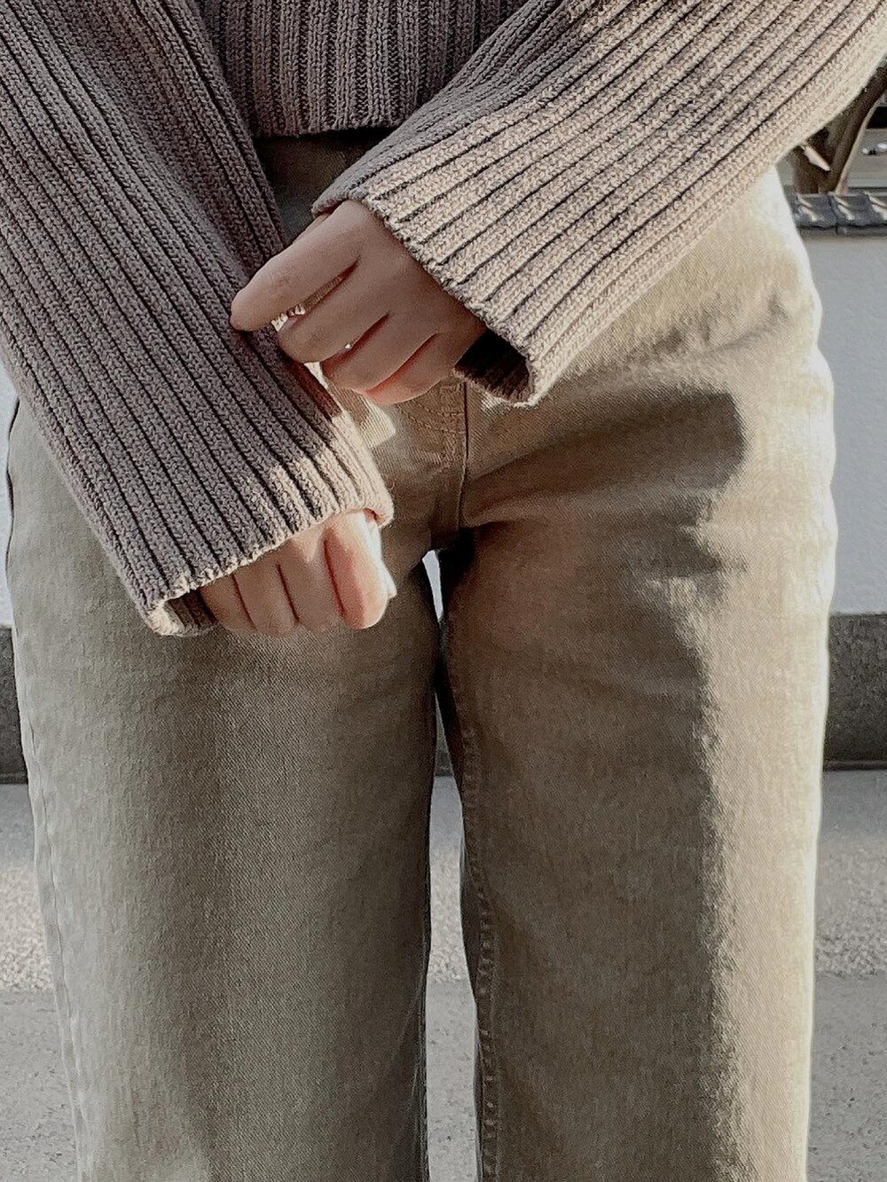 「カジュアル、moussy、休日コーデ、moussyデニム、moussyコーデ、春カラー、デニム、ボレロ、ブーツ、ストレートデニム、春コーデ」｜「MOUSSYのSQUARE RIB CAMI トップス（キャミソール、ブラウン系）」を使った、◤ゆぅきさん（レディース・160cm）の春コーディネートの2枚目の写真