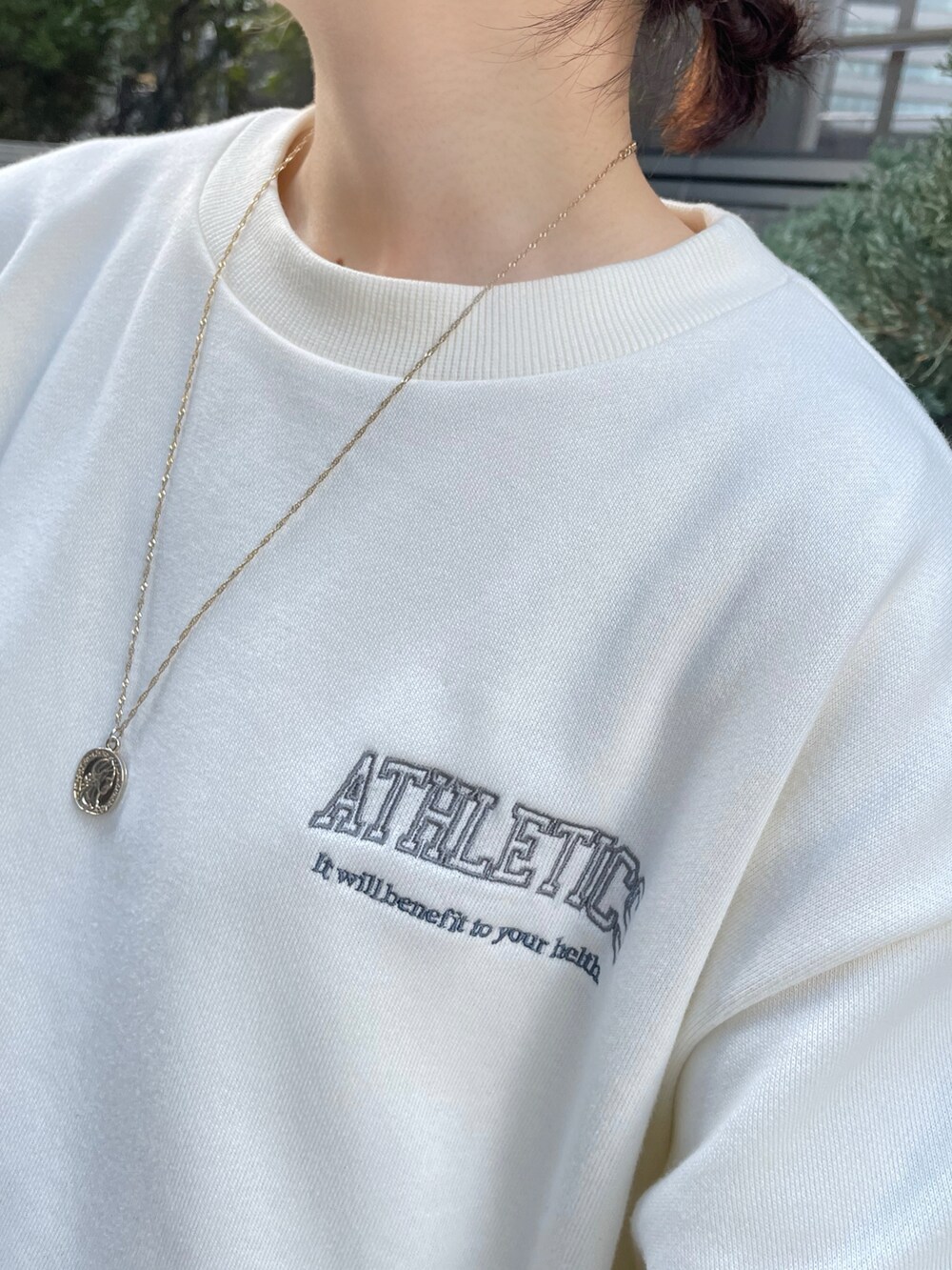 ブルー系のTシャツ/カットソー、ホワイト系のTシャツ/カットソー、ピンク系のその他パンツを着用したレディースの冬コーディネートの3枚目の写真