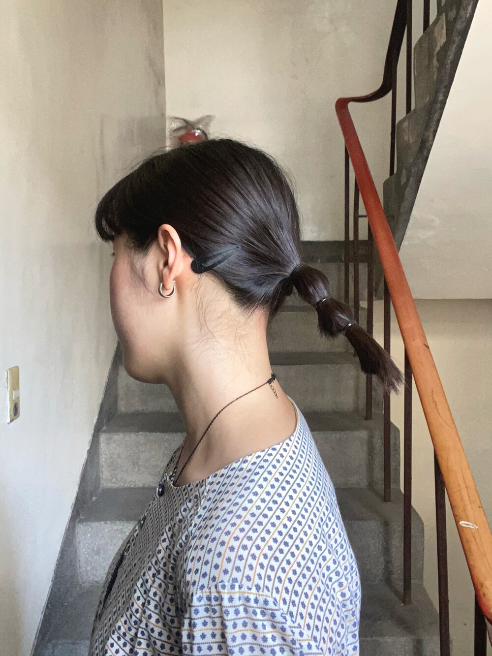 ブラック系のショルダーバッグ、ブルー系のデニムパンツを着用したレディースの夏コーディネートの3枚目の写真