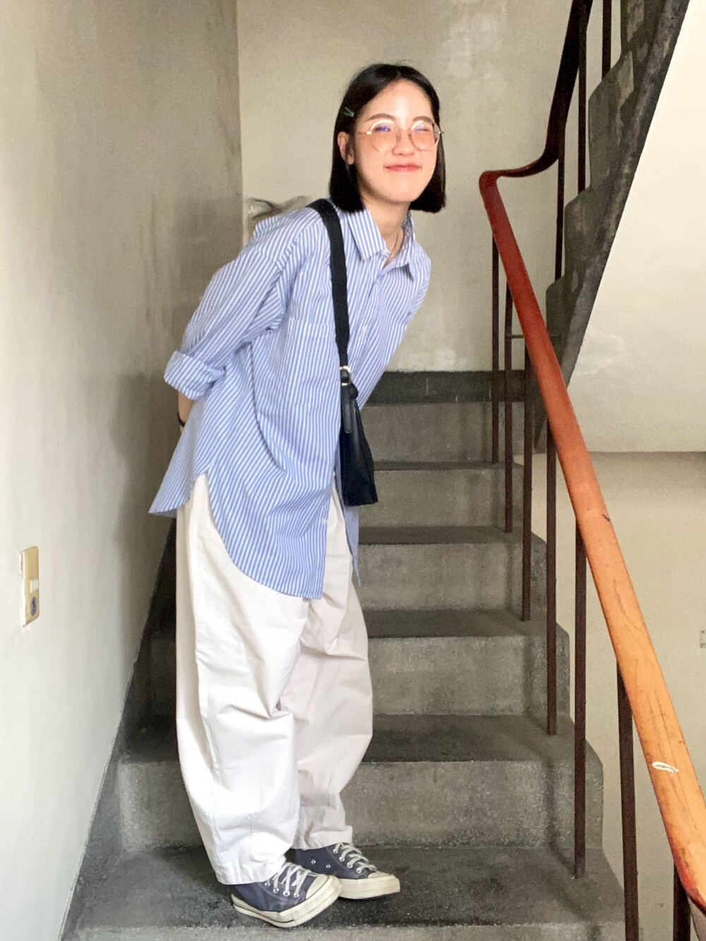 ブルー系のシャツ/ブラウスを着用したレディースの春コーディネートの2枚目の写真