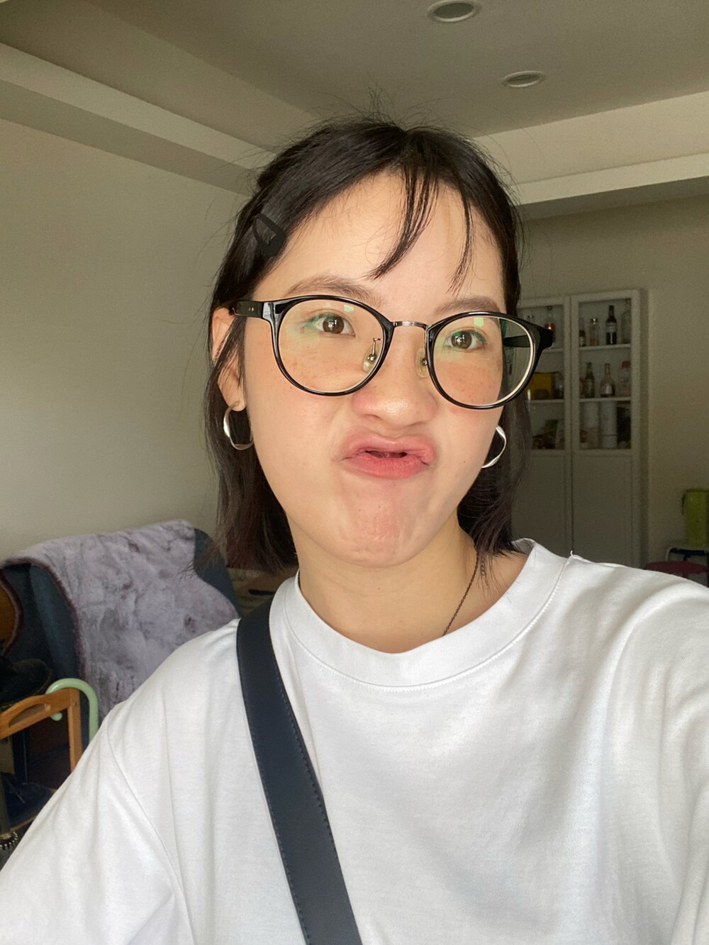 ブラック系のローファー、ブルー系のチノパンツ、ホワイト系のTシャツ/カットソーを着用したレディースの春コーディネートの4枚目の写真