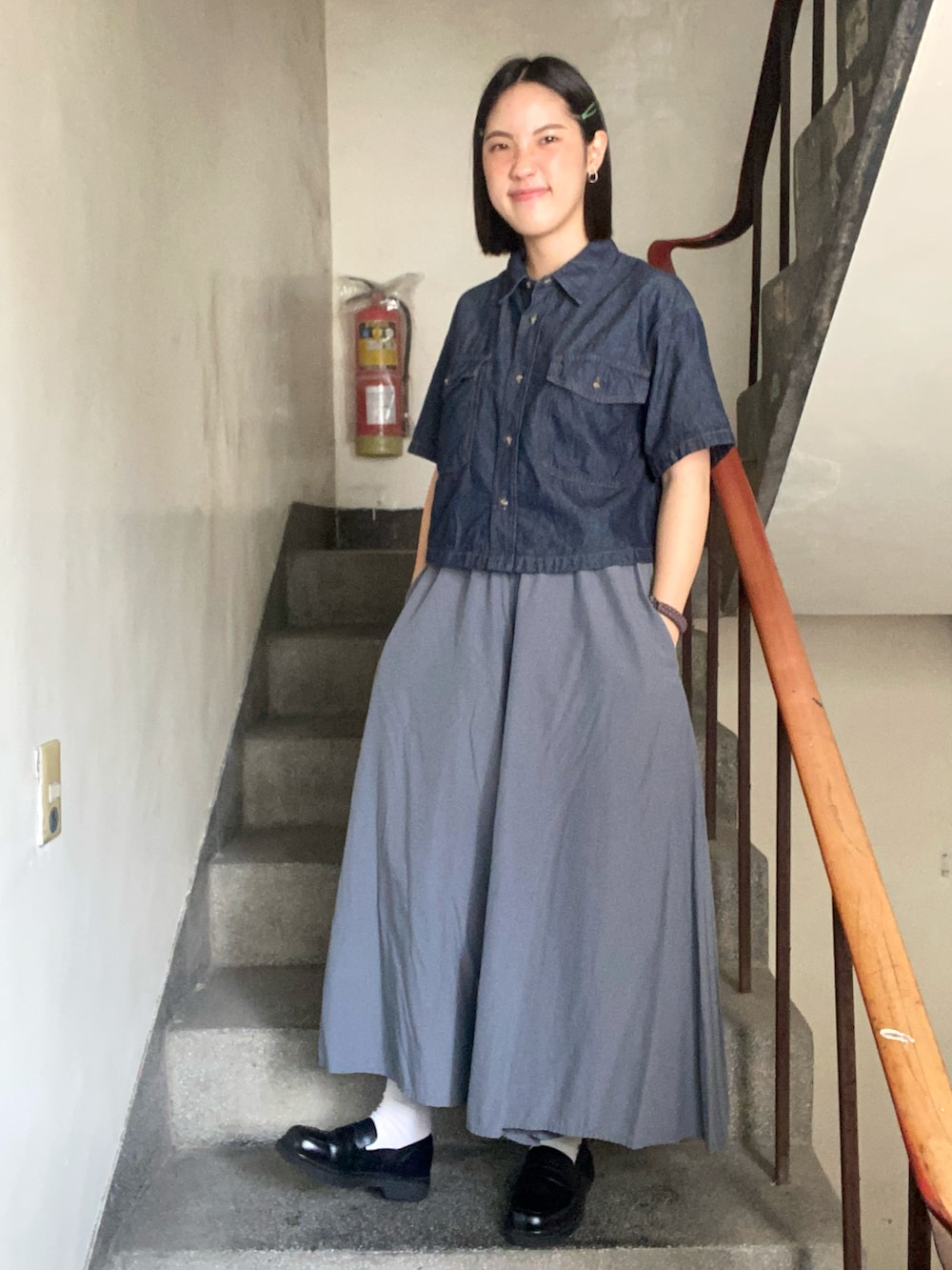 ブルー系のシャツ/ブラウスを着用したレディースの春コーディネートの3枚目の写真