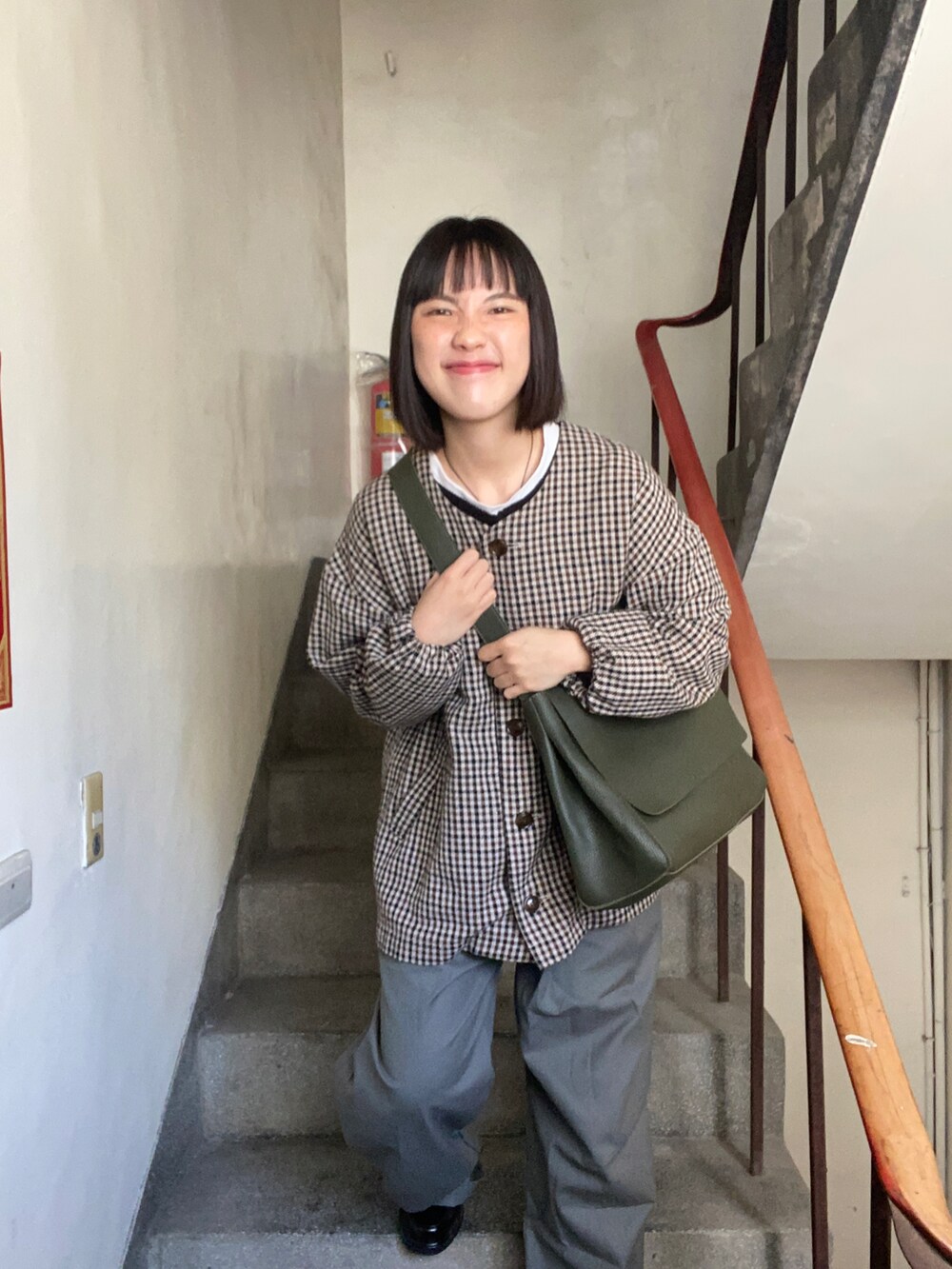 ブラック系のローファーを着用したレディースの春コーディネートの2枚目の写真