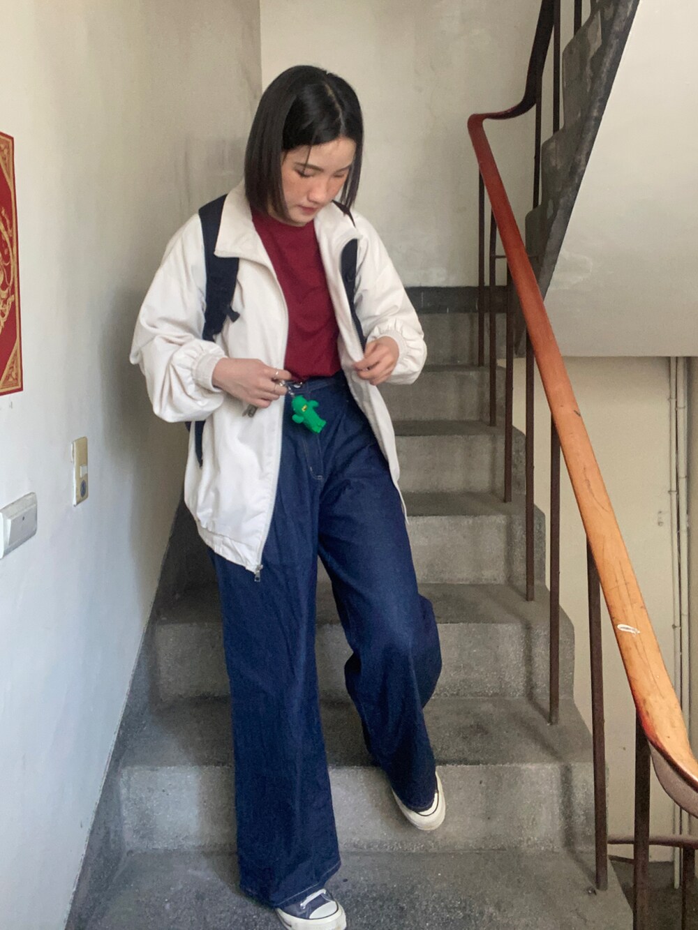 ブルー系のデニムパンツ、グリーン系のその他雑貨を着用したレディースの春コーディネートの3枚目の写真