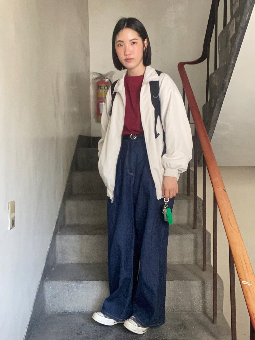 ブルー系のデニムパンツ、グリーン系のその他雑貨を着用したレディースの春コーディネートの2枚目の写真