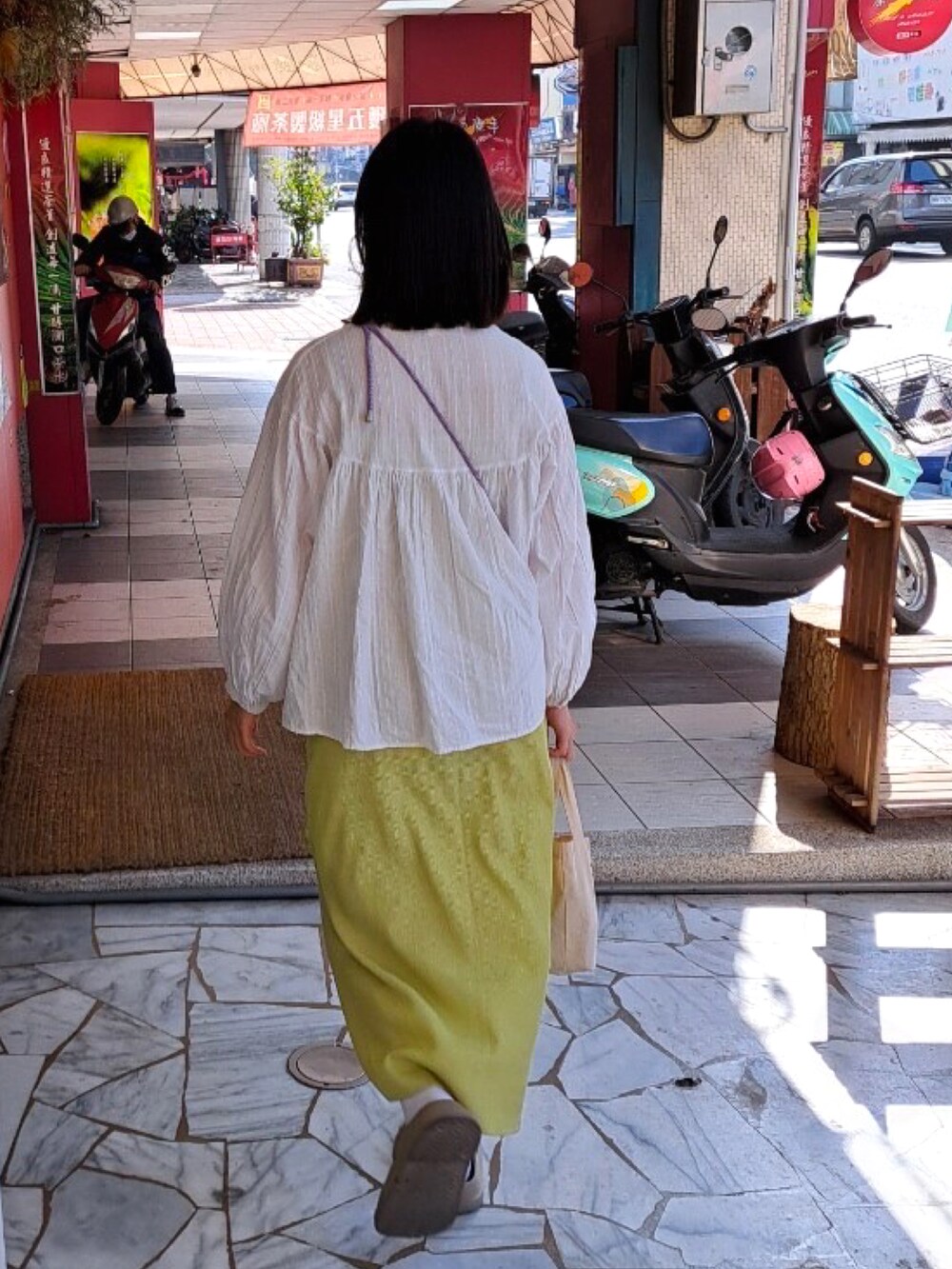 ホワイト系のシャツ/ブラウスを着用したレディースの冬コーディネートの2枚目の写真