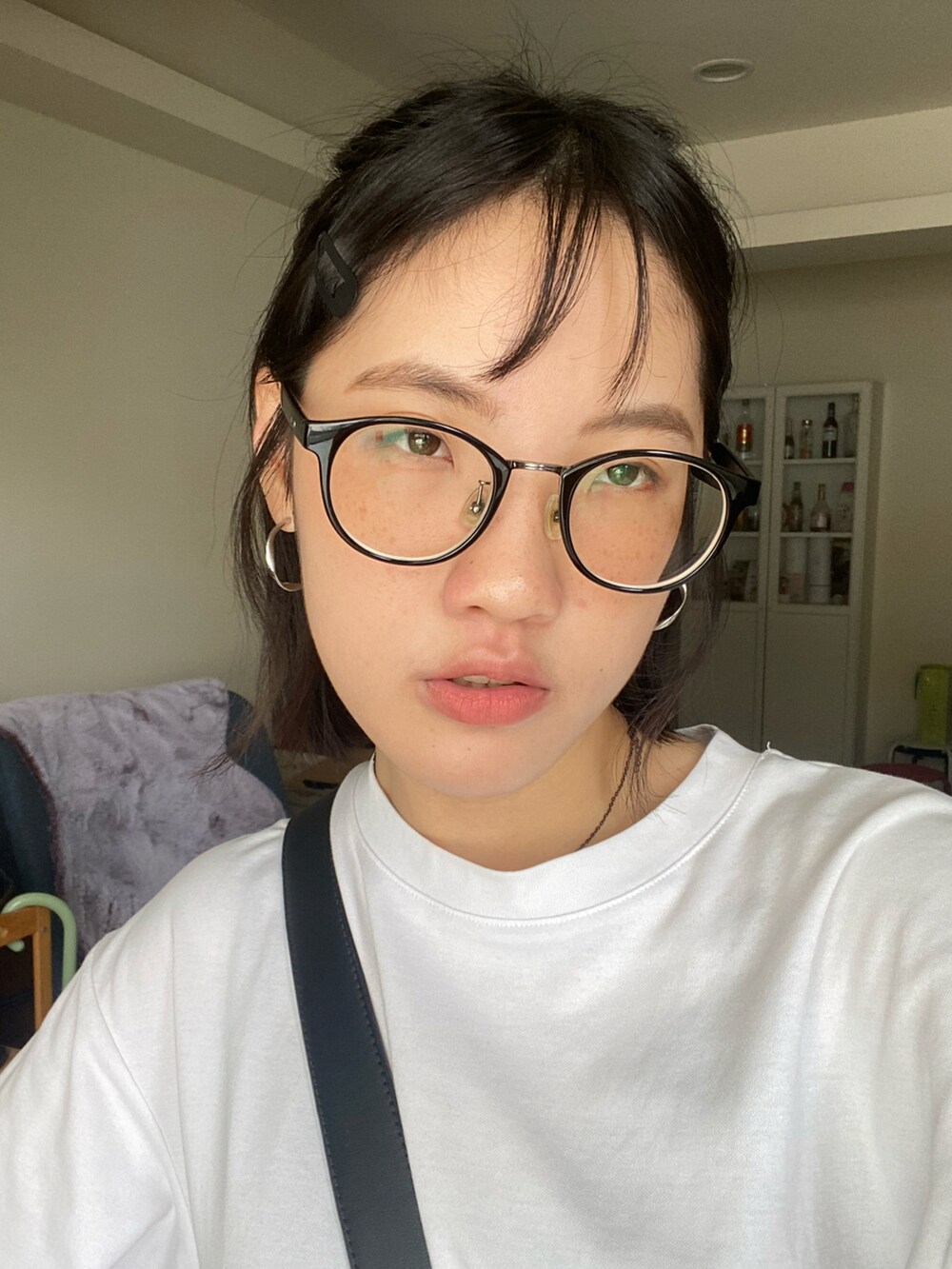 ブラック系のローファー、ブルー系のチノパンツ、ホワイト系のTシャツ/カットソーを着用したレディースの春コーディネートの3枚目の写真