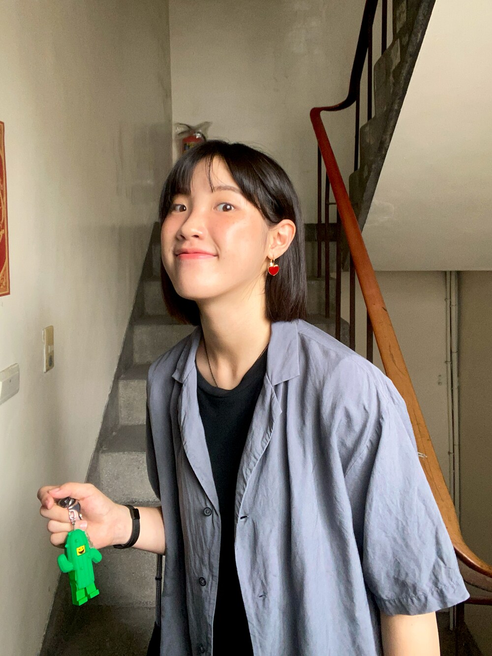 グレー系のシャツ/ブラウスを着用したレディースの春コーディネートの2枚目の写真