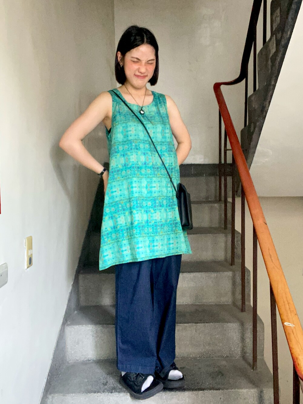 ブラック系のショルダーバッグ、ブルー系のデニムパンツ、グレー系のソックス/靴下を着用したレディースの春コーディネートの3枚目の写真