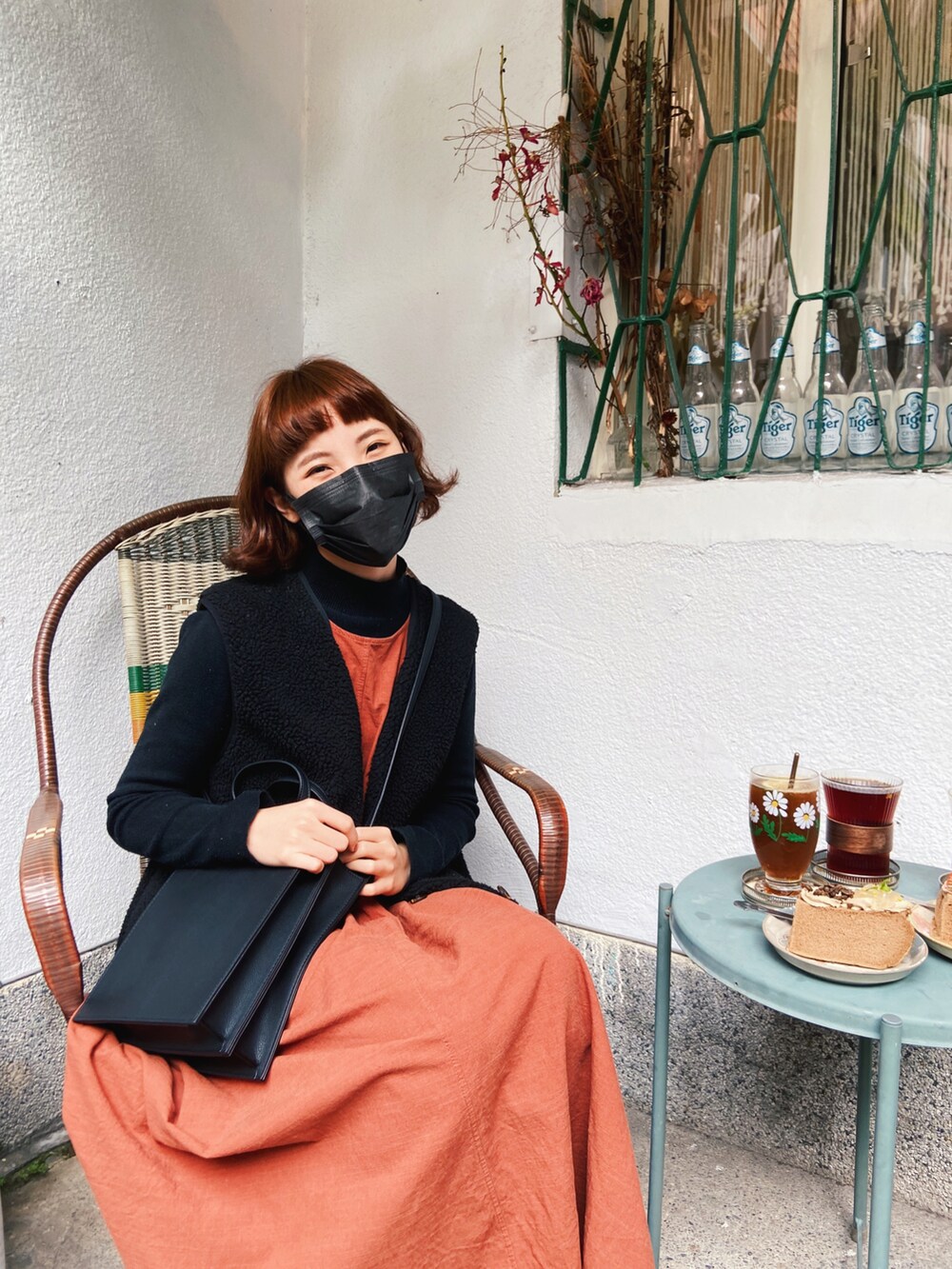 ブラック系のサンダル、ブラック系のショルダーバッグ、ブラック系のトップスを着用したレディースの冬コーディネートの2枚目の写真