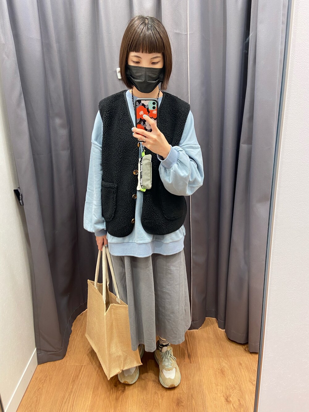 ベージュ系のバッグ、ブラック系のトップス、グレー系の名刺入れを着用したレディースの秋コーディネートの2枚目の写真