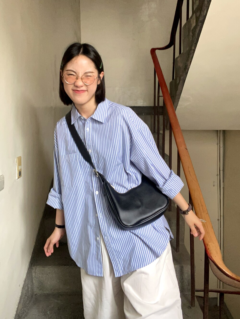 ブルー系のシャツ/ブラウスを着用したレディースの春コーディネートの3枚目の写真