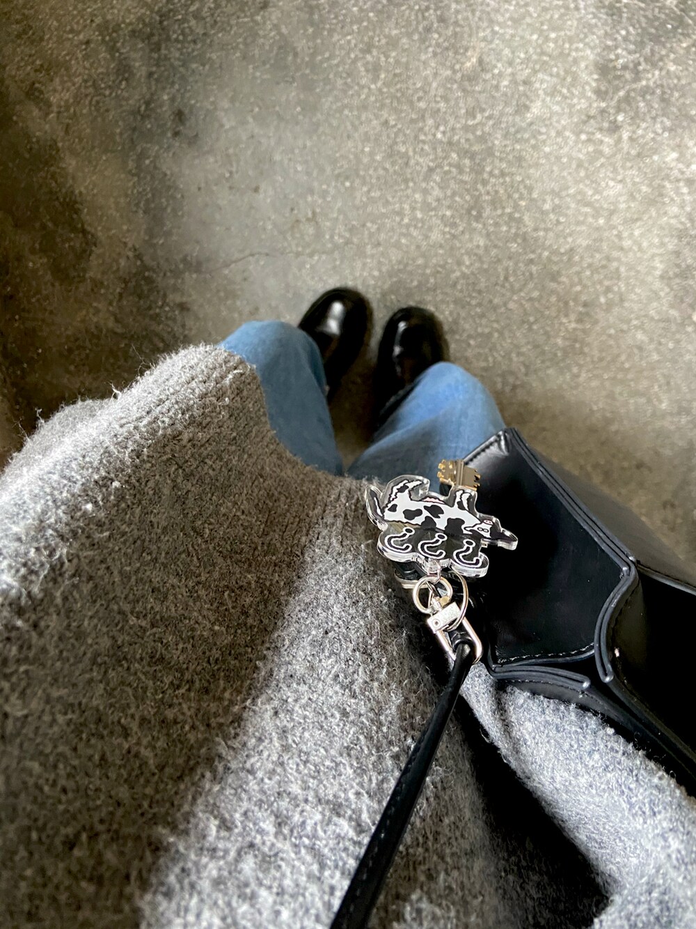 ブラック系のショルダーバッグ、ブラック系のローファーを着用したレディースの冬コーディネートの3枚目の写真