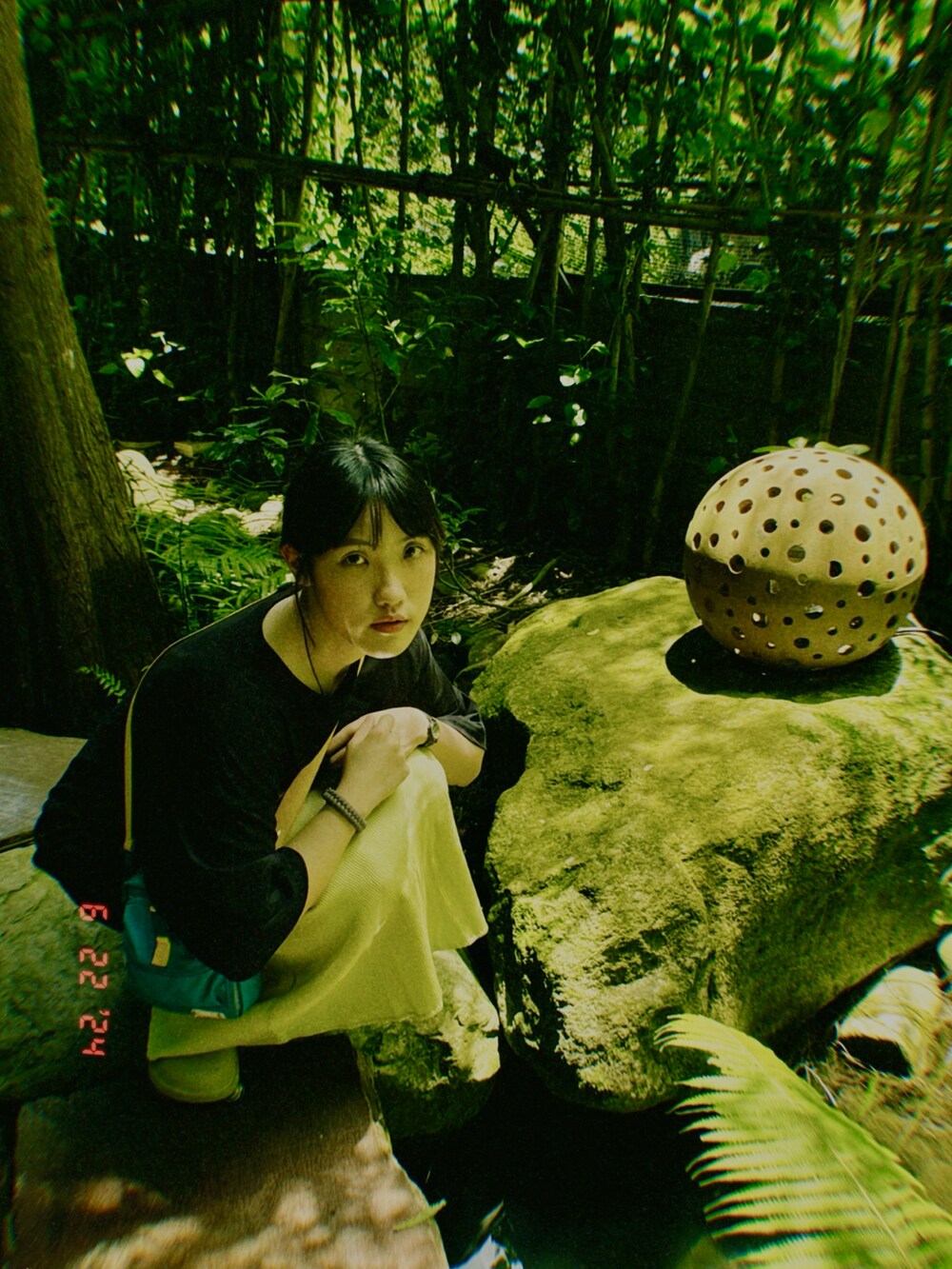 ブラック系のTシャツ/カットソー、ブルー系のショルダーバッグを着用したレディースの夏コーディネートの3枚目の写真