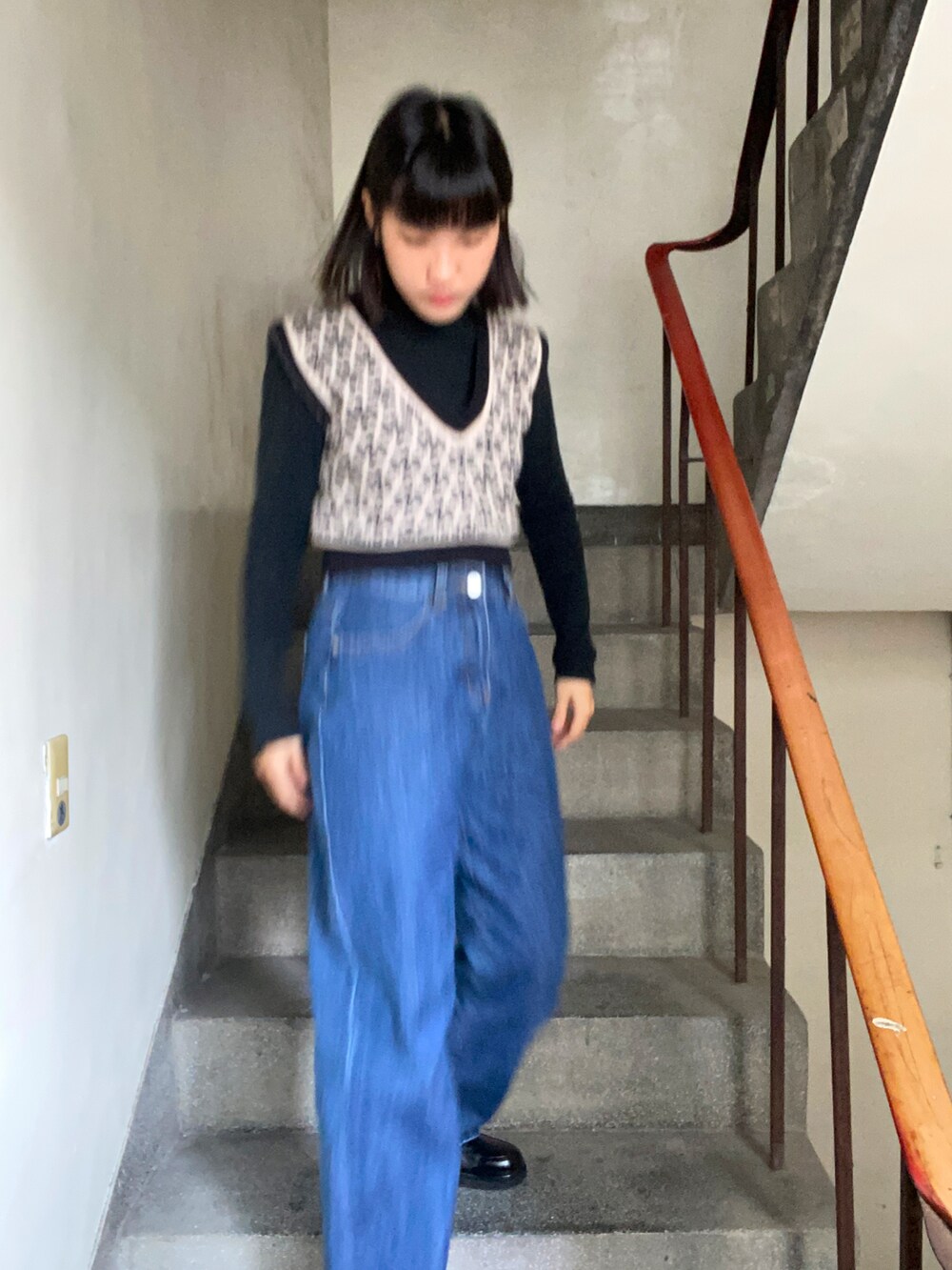 ホワイト系のタンクトップを着用したレディースの冬コーディネートの3枚目の写真