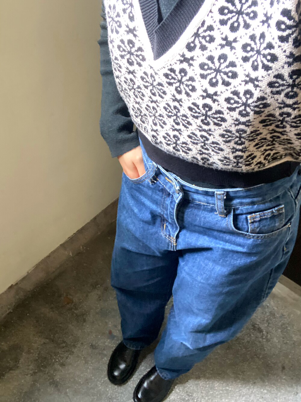 ホワイト系のタンクトップを着用したレディースの冬コーディネートの4枚目の写真