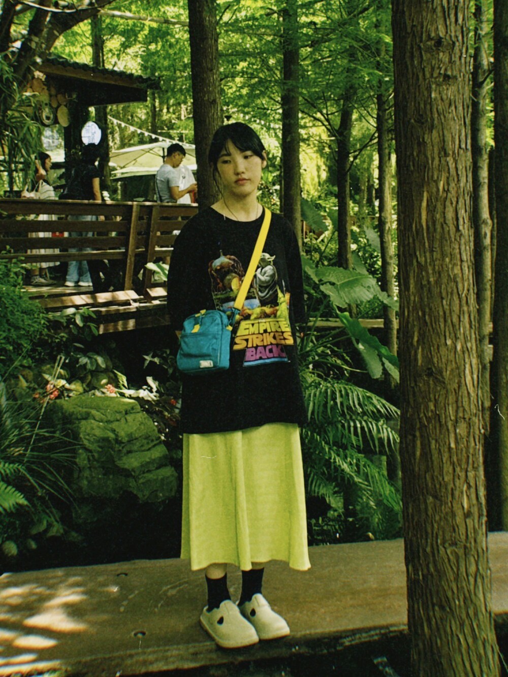 ブラック系のTシャツ/カットソー、ブルー系のショルダーバッグを着用したレディースの夏コーディネートの2枚目の写真