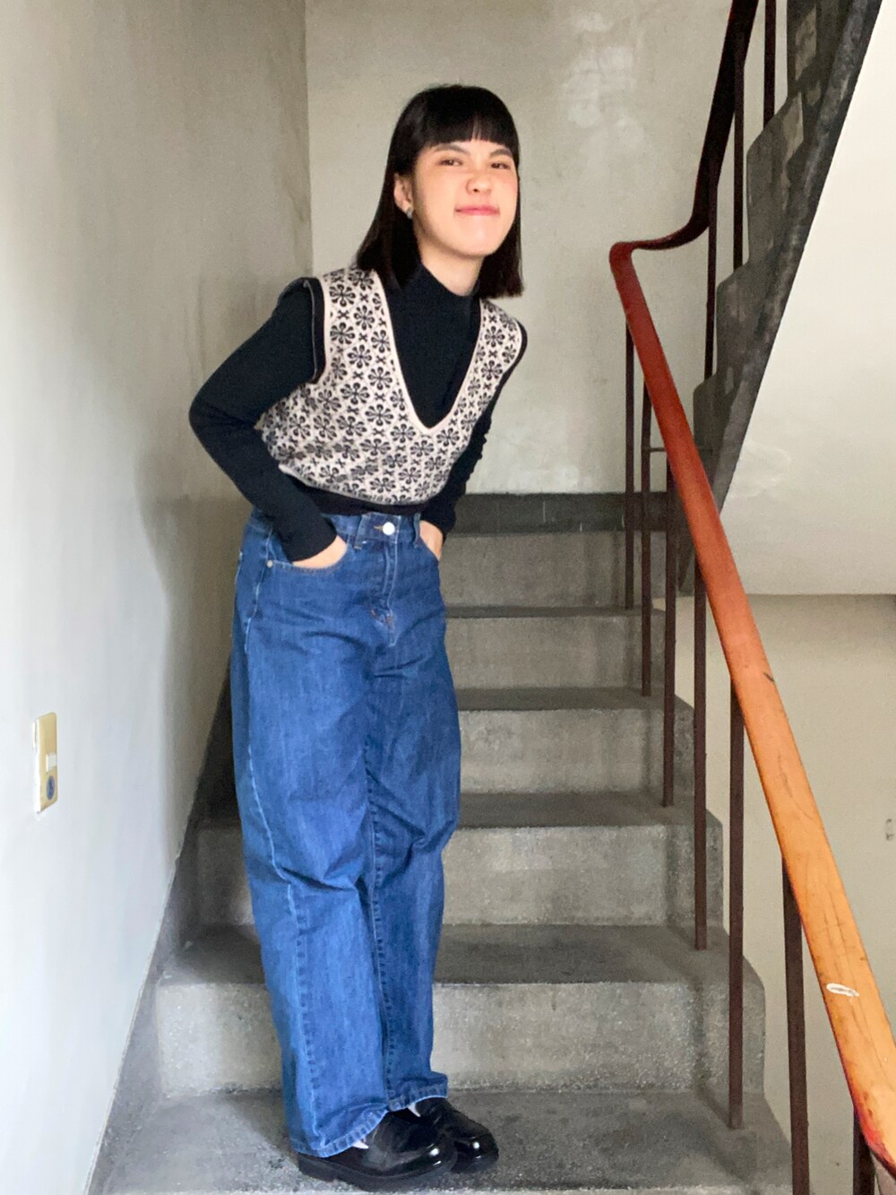 ホワイト系のタンクトップを着用したレディースの冬コーディネートの2枚目の写真