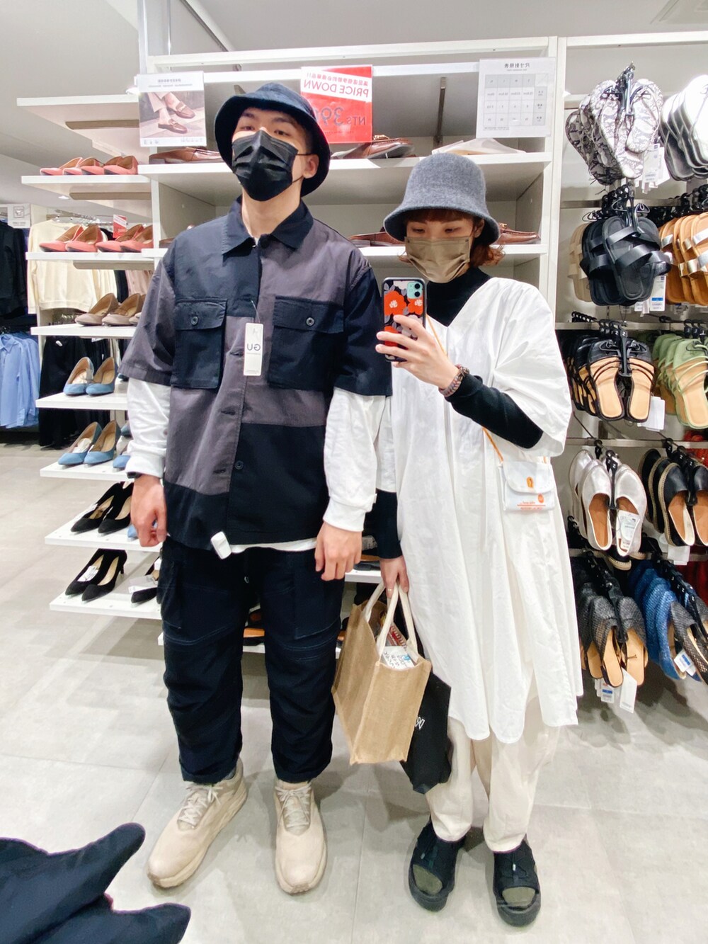 ベージュ系のクラッチバッグ、ホワイト系のシャツ/ブラウス、ホワイト系のショルダーバッグを着用したレディースの春コーディネートの2枚目の写真