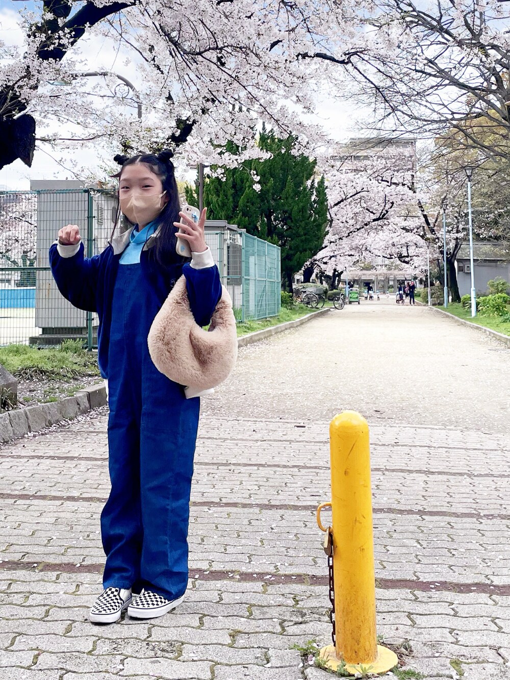 ブラック系のスニーカー、ブルー系のつなぎ/オールインワン、ブルー系のジャケット/アウターを着用したキッズの春コーディネートの2枚目の写真