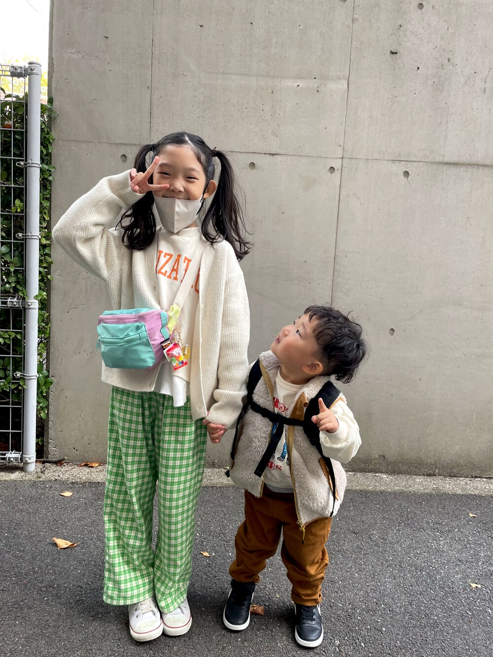 グリーン系のその他パンツ、ホワイト系のバッグ、ブラック系のスニーカーを着用したキッズの春コーディネートの2枚目の写真