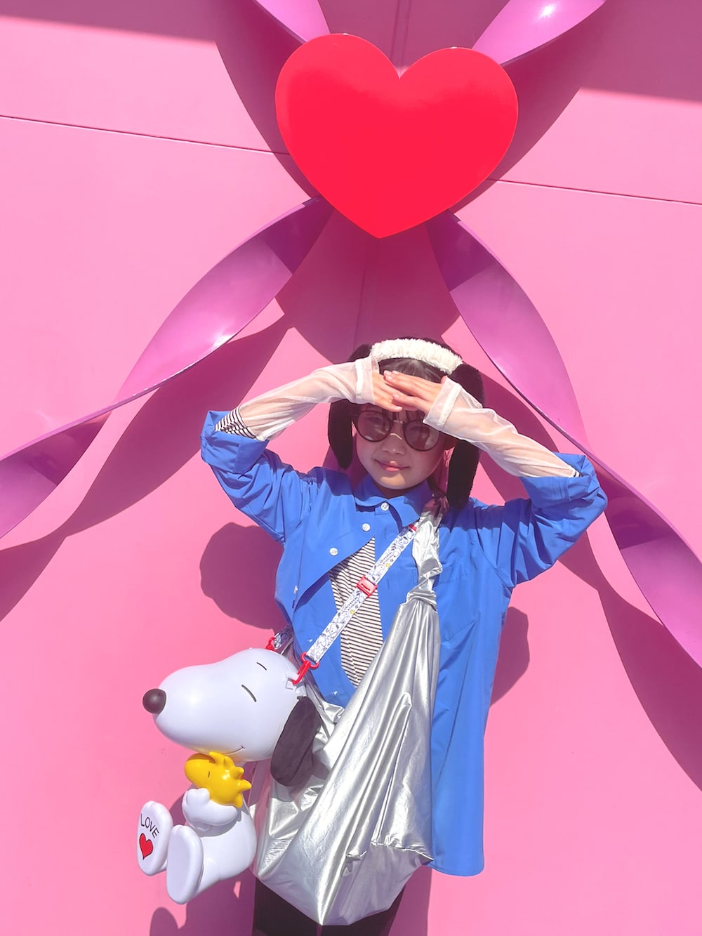 ブルー系のシャツ/ブラウス、シルバー系のショルダーバッグ、ブラック系のスニーカーを着用したキッズの春コーディネートの3枚目の写真