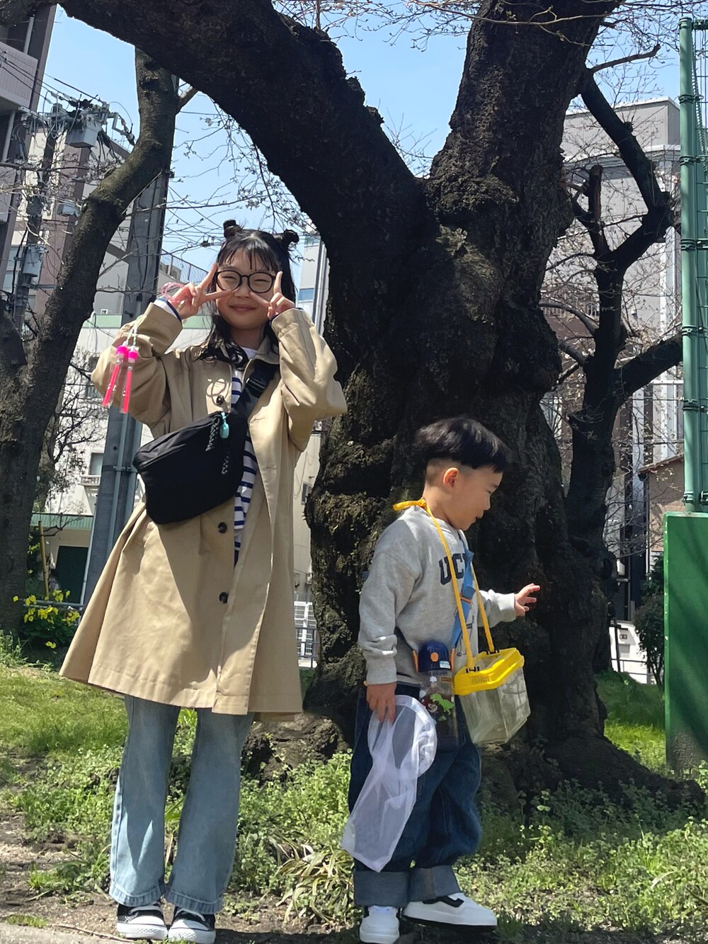 ブラック系のスニーカー、ブルー系のデニムパンツ、ブルー系のTシャツ/カットソーを着用したキッズの春コーディネートの2枚目の写真