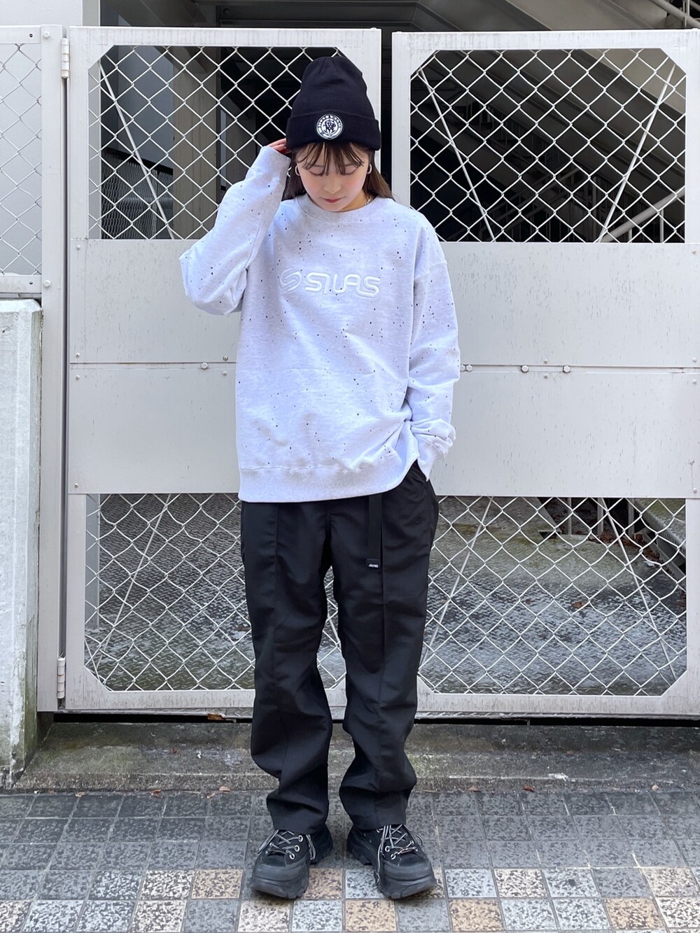 グレー系のスウェット、ブラック系のその他パンツ、ブラック系のバックパック/リュックを着用したレディースの冬コーディネートの3枚目の写真