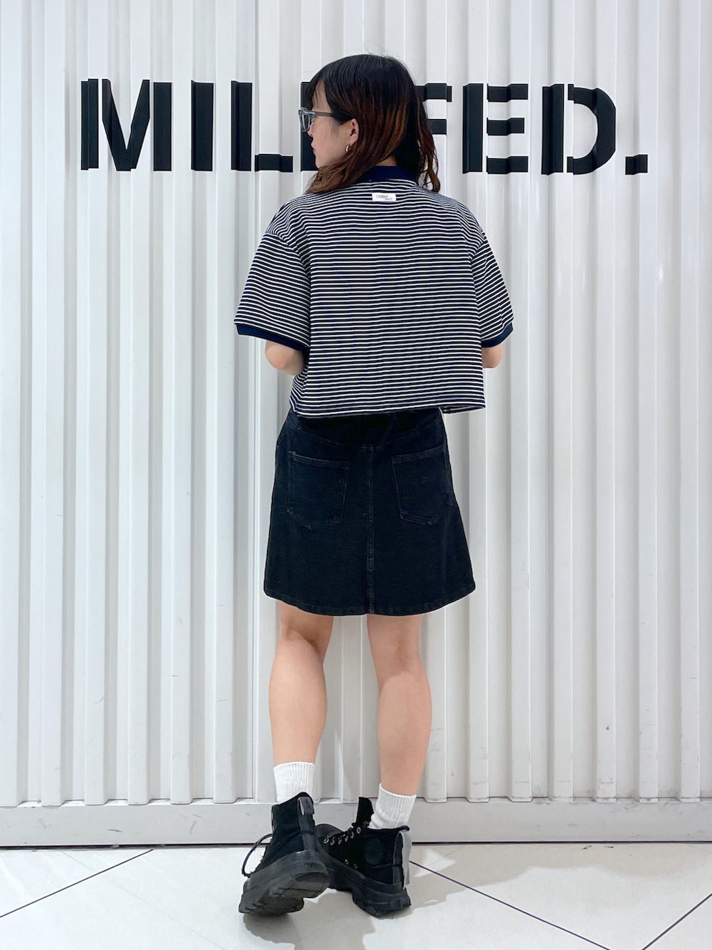 「今日のコーデ、ポロシャツ、カラーサングラス、メガネ女子、ハンドバッグ、台形スカート、MILKFED.、ミルクフェド、お洒落さんとつながりたい、ボーダー」｜「MILKFED.のSTRIPED POLO SHIRT（ポロシャツ、ブルー系）」を使った、林 萌花さん（レディース・159cm）の夏コーディネートの4枚目の写真