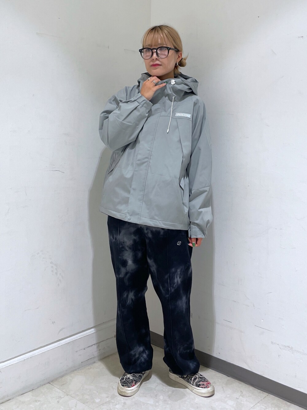 ブラック系のスウェットパンツ、グレー系のTシャツ/カットソー、ブルー系のマウンテンパーカーを着用したレディースの秋コーディネートの3枚目の写真