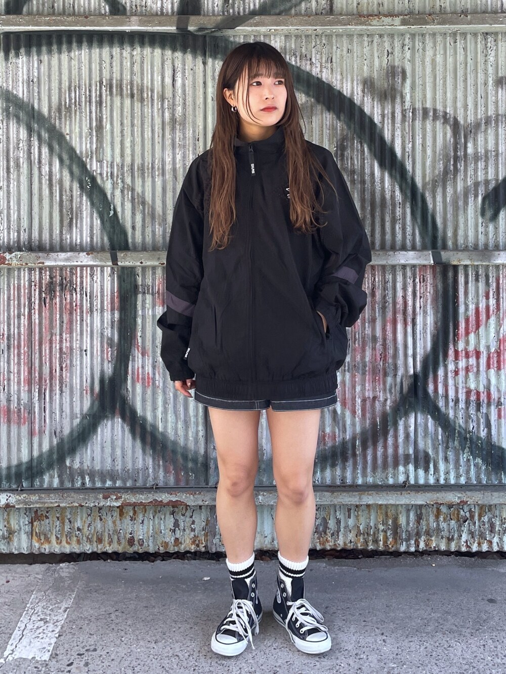 ブラック系のブルゾン、ブラック系のデニムパンツ、ブラック系のメッセンジャーバッグを着用したレディースの春コーディネートの3枚目の写真