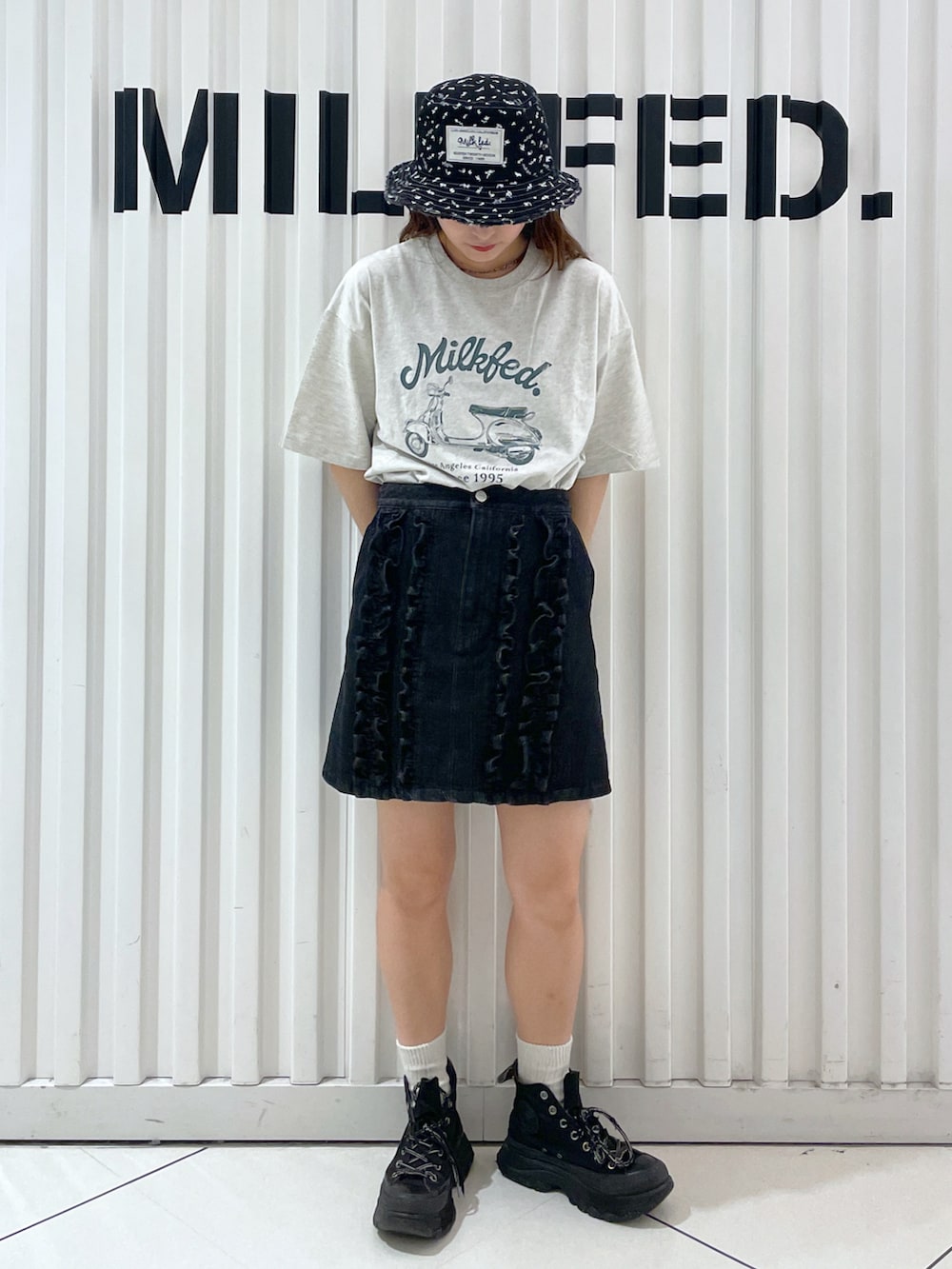 「おでかけコーデ、バケットハット、ミニスカート、台形スカート、MILKFED.、ミルクフェド、今日のコーデ、Tシャツコーデ、ラクチンコーデ」｜「MILKFED.のFLORAL PATTERN DENIM FRINGE BUCKET HAT（ハット、ブラック系）」を使った、林 萌花さん（レディース・159cm）の夏コーディネートの3枚目の写真