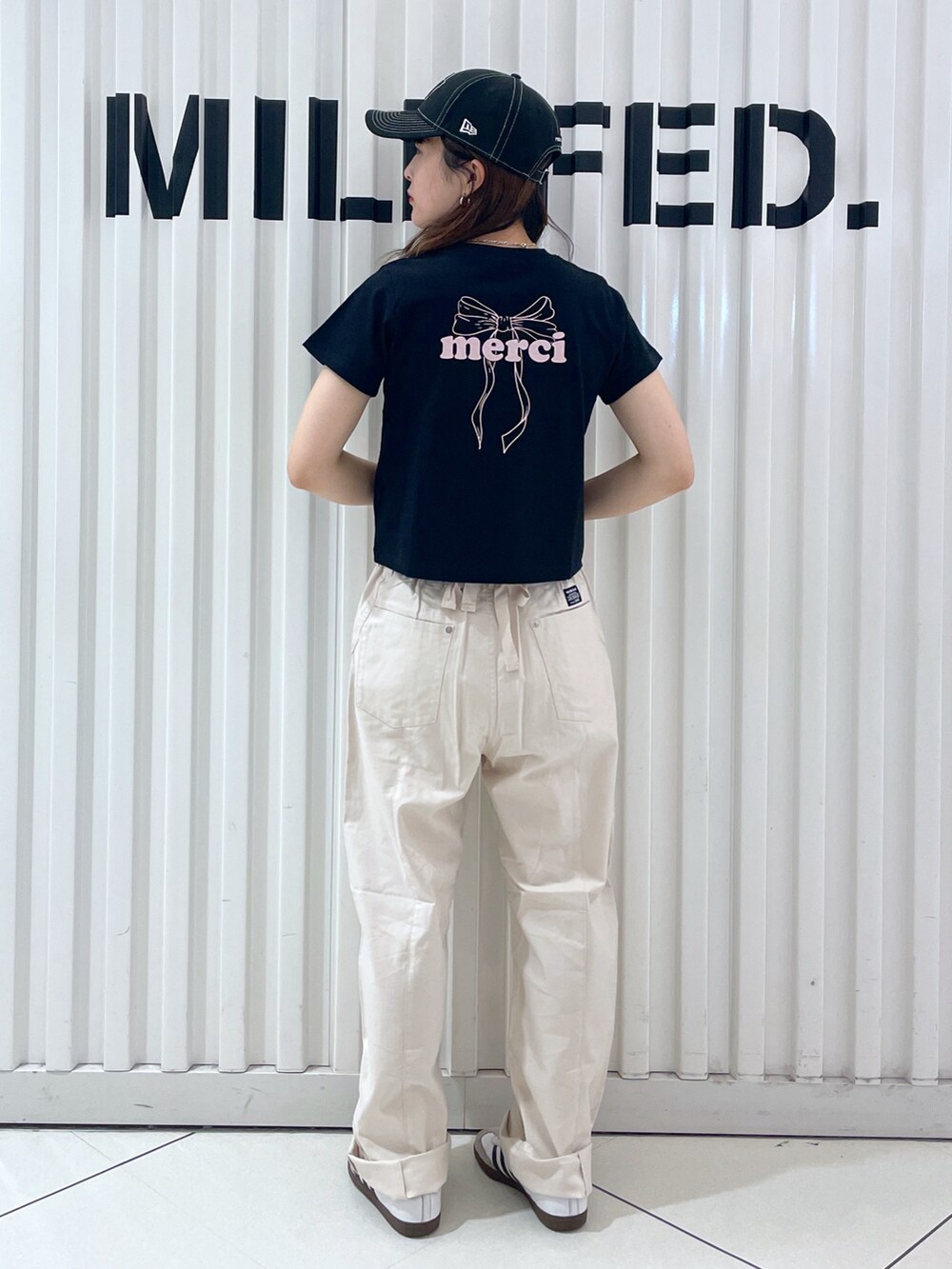 ホワイト系のその他パンツ、ブラック系のTシャツ/カットソー、ホワイト系のハンドバッグを着用したレディースの夏コーディネートの4枚目の写真